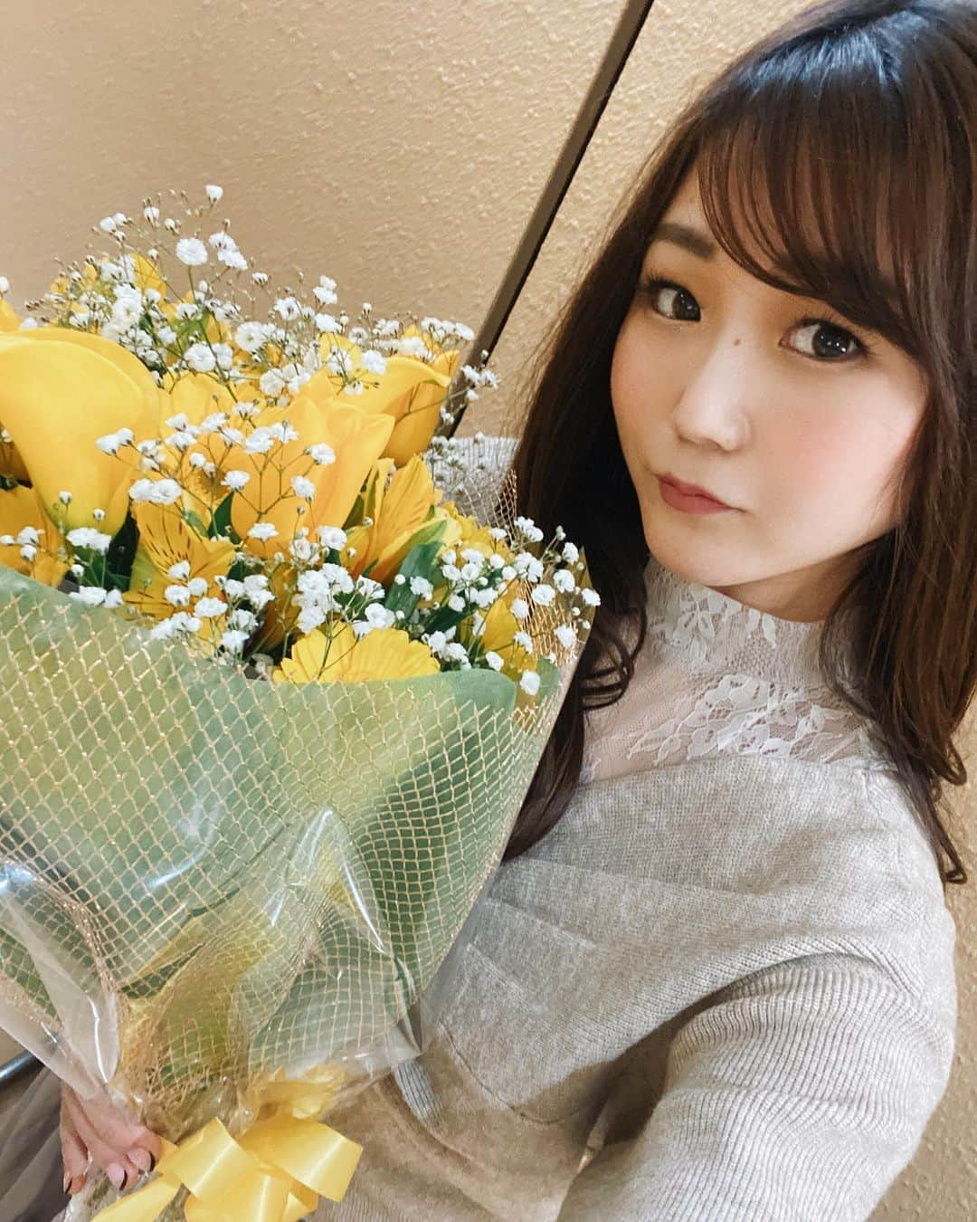 藤田早希さんのインスタグラム写真 - (藤田早希Instagram)「1月は九州にロケ行ったりしたから 福岡のVALLEYって美容室で髪して もらったよ🙋‍♀️ エビさんはもう4年くらい前からのお付き合いです😊 とっても信頼できるし、なによりトリートメント かなり力入れてるから髪がツヤツヤになるよ。 今回もお願いしたかったけどあと1週間 何も出来ないからまた帰った時だ😭 ここのオイルトリートメントもおすすめだよん💓. . ☆☆☆☆☆☆☆☆☆☆☆☆☆☆☆. .  I went to Kyushu in January  VALLEY in Fukuoka has hair at a beauty salon  I got it 🙋‍♀️  Shrimp has been with us for about 4 years now 😊  Very reliable and above all treatment  I put a lot of effort into it so my hair will be shiny.  I wanted to ask this time as well, but one more week  I can't do anything so it's time to go home again 😭  The oil treatment here is also recommended 💓. .  1 월 큐슈 로케 가거나했기 때문  후쿠오카의 VALLEY라는 미용실에서 머리하고  받았어 🙋  새우 씨는 벌써 4 년 정도 전부터 교제입니다 😊  매우 신뢰할 수있는, 무엇보다 트리트먼트  꽤 힘 넣고 있으니 머리가 윤기가 될거야.  이번에도 부탁 싶었지만 후 1 주일  아무것도 할 수 없기 때문에 다시 돌아 때다 😭  여기에 오일 트리트먼트도 추천이야 응 💓. . ☆☆☆☆☆☆☆☆☆☆☆☆☆☆☆. . . . #hair #hairsalon #ヘアー #ヘアーサロン #valley #福岡美容室 . . . .」2月28日 18時21分 - sakifujita