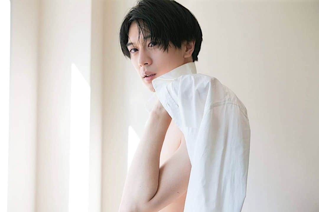 芹沢尚哉のインスタグラム：「#芹沢尚哉コレクション  今日はドラマの撮影を頑張ってきました✌️そんな日曜の夜にちょっぴりセクシーな芹沢をどうぞ。笑」