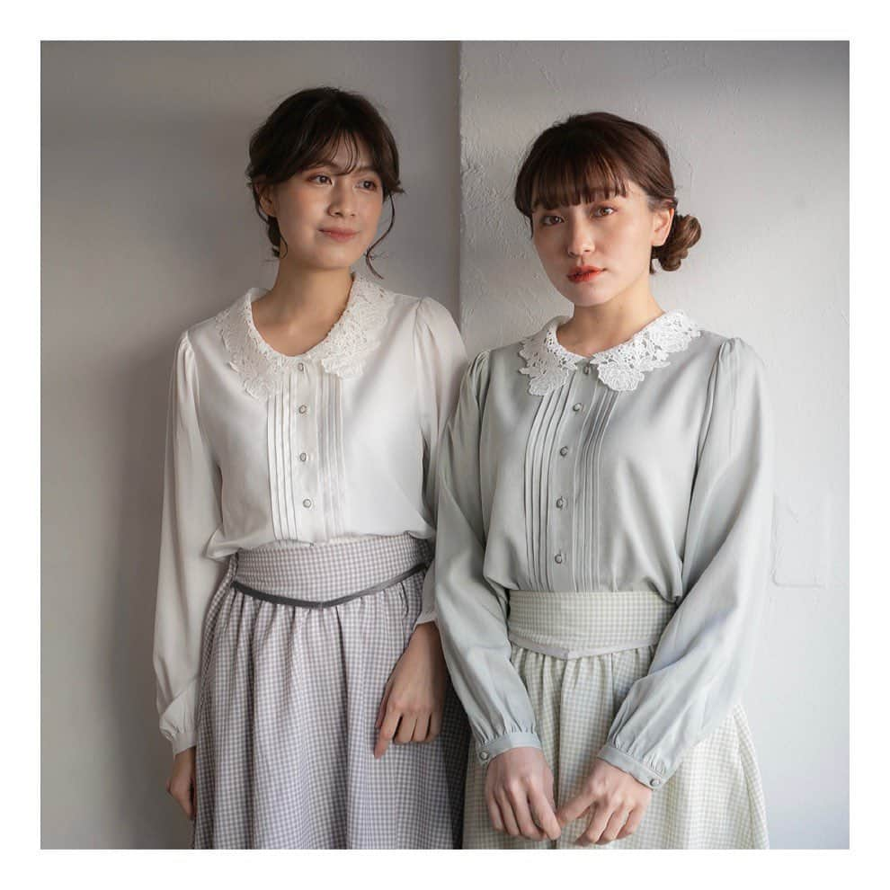 LEBECCA boutique Vintageのインスタグラム：「.﻿ 乙女心をくすぐるディティールが﻿ 随所に散りばめられた﻿ 春にぴったりのブラウスです🌸﻿ ﻿ ﻿ ◯高鳴る鼓動のレースカラーブラウス﻿ ¥9,500(tax in)﻿ ﻿ ﻿ model﻿ @ogmcmgm  @mutto__  hair ＆ make up﻿ @sota_nakai  photo﻿ @l_jpn ﻿ ﻿ ﻿ ﻿ ﻿ #高鳴る鼓動のレースカラーブラウス﻿ #LEBECCAboutique」