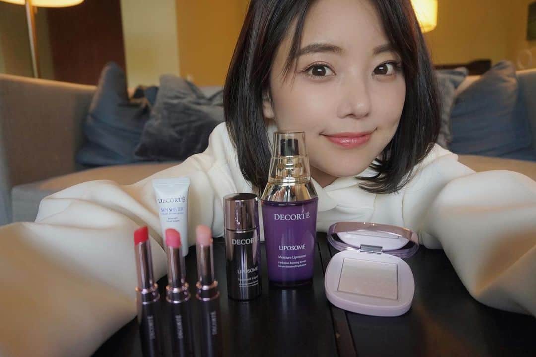 林村ゆかりのインスタグラム：「コスメデコルテシンガポールさんからいただきました♡ リポソームは今まで使ってよかったと思っていた商品です。 スキンケアの名品ですよね。 もし試したことないかたは、 一気に使える限定パッケージ使った方がいいです！ 化粧水と美容液セットと日焼け止め。 この日焼け止めはサラッとした乳液みたいにお肌にすぐに染み込んですごく使いやすいし歳を重ねるにつれほんといいなぁと再確認。。日焼け止めはいつでも必須ですよね..こちらで慣れてきてやっと日傘をさし始めたのですが、シンガポールの紫外線はかなり恐ろしいです。 日本にいるときに比べて油断してたら黒くなっちゃいました💦スキンケア頑張らないと。  リップはほんのり色づく下地として使える最高級保湿。 春にプレゼントしたい人がいたらこの日焼け止めとリップを私だったらプレゼントとして差し上げたいと思いました✨ フェイスパウダーはお仕上げに桜の香りを忍ばせてることができます。 なんておしゃれなんでしょう。。  シンガポールは桜見られるのかしら？ パッケージだけでも和んじゃいますね〜🌸☺️  3月1日発売だそうです。  I got it from Cosme dedorte Singapore ♡ Liposome is a product that I've always been happy to use. It's a masterpiece of skin care, isn't it? If you haven't tried it, You should use this limited package that can be used at once! Toner, serum set and sunscreen. I reconfirmed that this sunscreen is very easy to use because it soaks into the skin like a smooth milky lotion and is really good as I get older. .. Sunscreen is always a must .. I've gotten used to it and finally started putting on my parasol, but the UV rays in Singapore are pretty scary. It has become a little blacker than when I was in Japan.  The lip is the finest moisturizer that can be used as a slightly colored base. If anyone wants to give it as a gift in the spring, I would like to give this sunscreen and lipstick as a gift ✨ Face powder can add the scent of cherry blossoms to the finish. How fashionable it is! ..  Can I see cherry blossoms in Singapore? The package is nice blossoms ~ ♡  Released on March 1st  #cosmedecorte#コスメデコルテ#singapore#シンガポール#singaporebeauty#シンガポール美容#スキンケア#skincare#シンガポール在住#シンガポール在住日本人#sg#sgblogger#kose」