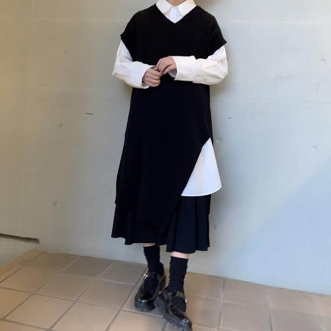 ゆうたろうさんのインスタグラム写真 - (ゆうたろうInstagram)「久しぶりの私服！  スリッドの入った可愛い可愛いビッグサイズのニットベストが着たいが為のスタイリングです。スカート履く男子がもっと増えますように。僕はギャルソンのプリーツスカートが一番好き。  knit : #groundy  shirt : #yohjiyamamoto  skirt : #commedesgarconscommedesgarcons  shoes : #yspink   3枚目の全身にブランドタグ付けしてます✌🏻」2月28日 18時34分 - aaaoe__