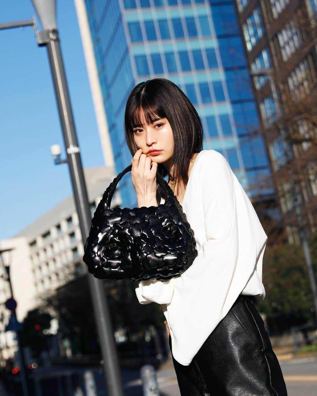 Droptokyoさんのインスタグラム写真 - (DroptokyoInstagram)「TOKYO STREET STYLE Name: @_rncn950805  Top: @maisonvalentino  Bag: @maisonvalentino  #atelierbag#pr #droptokyo#tokyo#japan#streetscene#streetfashion#streetwear#streetculture#fashion Photography: @fumiyahitomi」2月28日 18時27分 - drop_tokyo