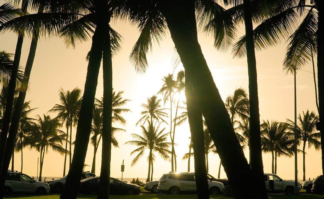 Mieさんのインスタグラム写真 - (MieInstagram)「カイマナビーチ🧡光ってたよ🧡Golden🧡🧡🧡  #sunset #hawaii #胸が苦しくなるほど夕陽が好き😅#Mie目線」2月28日 18時27分 - miefromhawaii