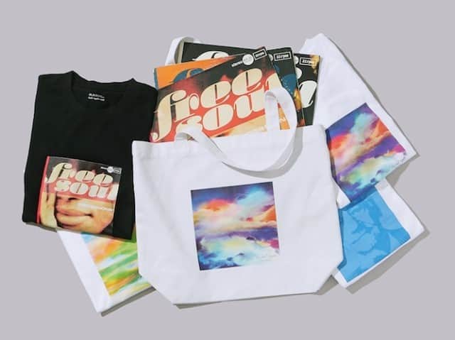 Block.fmのインスタグラム：「カフェ・アプレミディ橋本徹（SUBURBIA）選曲コンピCDのコラボTシャツ＆トートバッグ発売！⁠ ⁠ Nujabesの名曲を収録したコンピ盤『Free Soul Nujabes』などのジャケットをプリントしたTシャツやトートがUNITED ARROWS green label relaxingで発売となる。⁠ ⁠ 詳細はlink in bio」