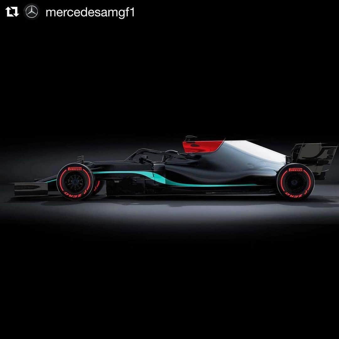 F1さんのインスタグラム写真 - (F1Instagram)「Sneak peek from @mercedesamgf1 👀  Big week coming up! Mercedes reveal the W12 on Tuesday (2 March), the same day that @alpinef1team launch the A521. Then it’s: Wednesday - @astonmartinf1 Thursday - @haasf1team (livery) Friday - @williamsracing  #F1 #Formula1 #F1Launch #F12021」2月28日 18時32分 - f1