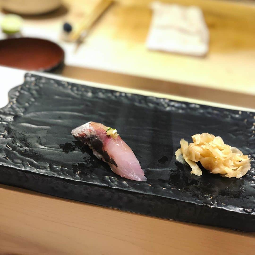 岡田育のインスタグラム：「. 🍣🧧 Monthly Sushi February Issue 🧧🍣  . Revisit! . 続いてますね、月刊鮨。同じとこ再訪いたしました。 . #sushistagram #tokyostyle #🍣 #sushilovers #江戸前鮨服部」