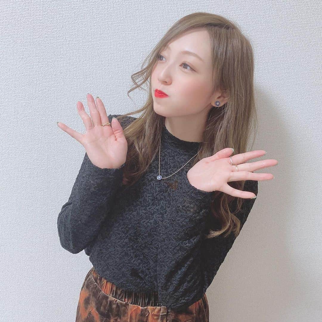 松井さやかのインスタグラム：「Hello💋 インスタでは毎日ワンちゃんの投稿見て癒されてます♡」