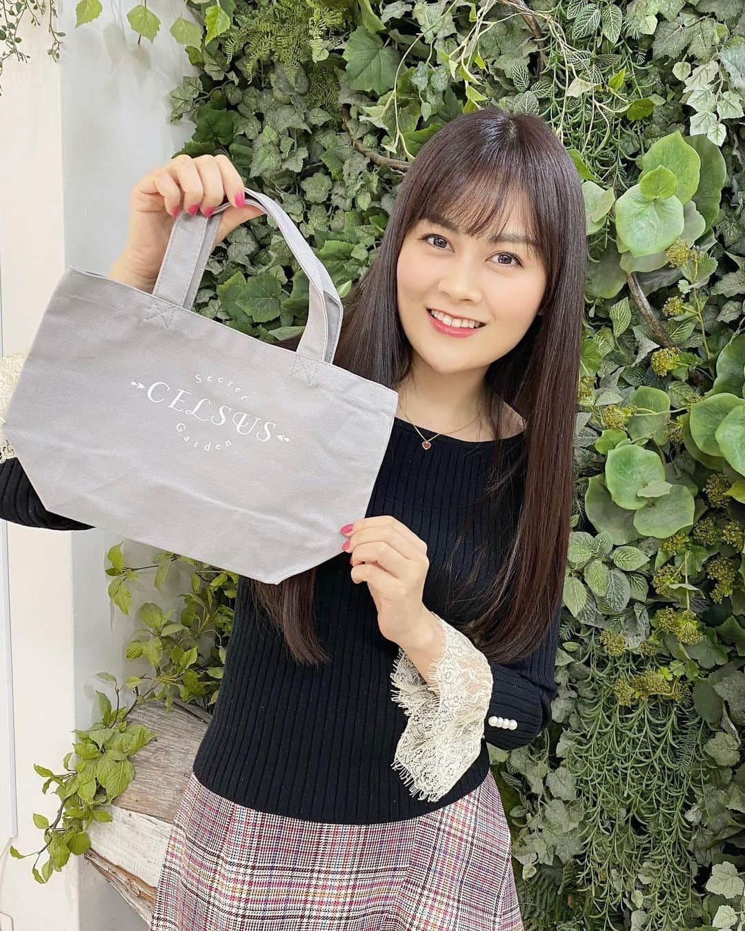 野本愛さんのインスタグラム写真 - (野本愛Instagram)「昨日 @celsus_secret_garden さんで、﻿ カラーリングとミネコラトリートメントしてもらったよ🥰❣️﻿ 担当はリサさん @risaurano 💕💕﻿ カラーはブラウンにパープル系を少し入れてもらって、﻿ その後にミネコラトリートメントをしてもらったよ🥰✨✨﻿ ﻿ 異次元レベルの艶が出た😍💕💕💕﻿ あと、髪一本一本が潤って、﻿ ハリコシが出たし、﻿ 自分で言うのもなんですが、﻿ 自分の髪に見惚れてます❤️❤️❤️笑笑﻿ ﻿ しかも、ミネコラトリートメントは持ちがいいんだよね🥰✨✨✨﻿ ﻿ ロングヘアの人や、﻿ ヘアアイロン、コテをよく使う人には﻿ 特にオススメだよ💕💕﻿ ﻿ 髪が綺麗になるだけで、﻿ 本当に幸せな気持ちになれる❤  あと、﻿ @celsus_secret_garden さんが14周年だったから、 バッグもらっちゃった🥰💕💕 ﻿ #渋谷 #celsus #セルサス ﻿ #ミネコラ #渋谷セルサス #セルサスミネコラ﻿ #渋谷ヘアサロン #ミネコラトリートメント #春ヘアカラー #美髪ケア #艶髪 #ツヤ髪 #艶髪トリートメント #ストレートヘア #ロングヘアー #ロングヘアー女子 #美活女子 #ヘアケア好きさんと繋がりたい #ヘアケア #アラサー美容 #hairtreatments #japanesebeauty」2月28日 18時37分 - himemode