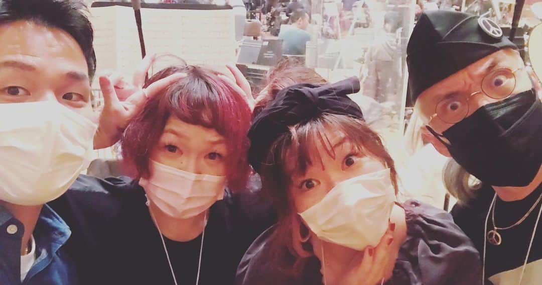 有坂美香のインスタグラム：「【 #TV収録 #バックコーラス】 先日。　TV収録のためのバックコーラスリハーサルのひとコマ！ 大好き&大尊敬の　＃高尾直樹さん　(@naoki_takao_singer) と、#鈴木佐江子さん (@saecotob ) そして、超良い声、最高すぎるボーカリスト #吉岡悠歩　@yuho69 と久しぶりにご一緒させて頂きました！  皆さんの生歌声と楽器の音はもう鳥肌、やはり、生で感じる音楽は心の栄養✨🍊🧡  そして、この度もほんと背筋が伸びました！　 譜面無しの耳から👂　の事が多いので、譜面バチっと読むのも最高に楽しい。 でも衰えるので本当に鍛えていかないと！！  もっともっと、初見チャレンジしたい！と思いました！  リハ音源きいて、凹んだりもしますが頑張ります！  本番/ 放映が楽しみです。 詳細はまた❤︎  Backing vocal rehearsals for TV show.  Reading music at first look is not one my forte,, but it's always fun and challenging!  Always pleasure working with these super talented professionals!!!!  #backchorus #バックコーラス #テレビ収録 #有坂美香 #サンシャワーズ」