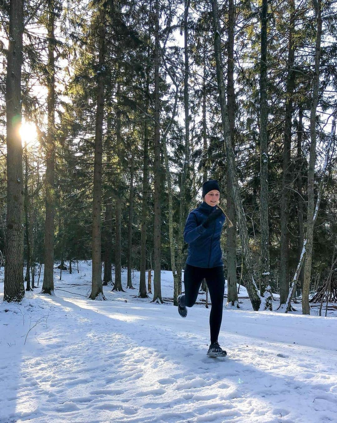 runplanetのインスタグラム：「@running_cille: Best mood booster to kick off the weekend🌲❄ ⠀ #runningtime #runspiration #justrun #runninginspiration #runningworld #runningmakesmehappy #runningclub #runninglove #runinspiration #nikerunner #trainingrun #runnerspace #runplanet #runday #nikerunningclub #runfit #igrun」