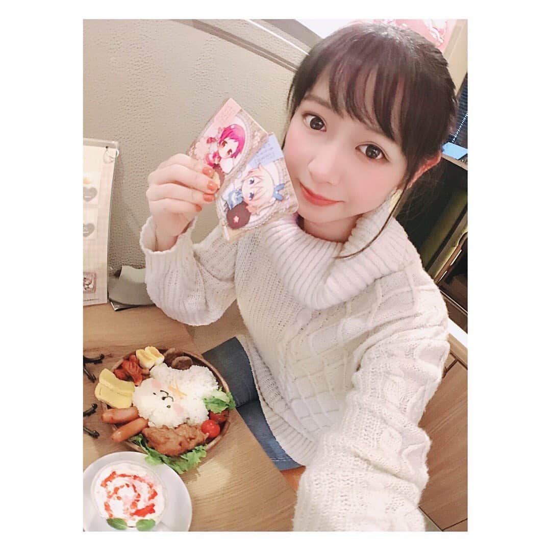 小河結香のインスタグラム：「ごちうさカフェ🐇🍰💕 in OTA★ラボカフェ🍴 初めて行ったけどここ大好きな アニぱらカフェと同じ系列か⁉️ お料理もノベルティーも店内も店員さんの対応も やっぱり好きでした💕 そしてごちうさの空間に癒されました💖 大学生❓ぽい男の子が1人で来て お料理やらパネルを一生懸命写メ撮ってて 微笑ましく横目で眺めてた🥰(オカン気分) 描き下ろしのミニキャラ可愛すぎ😍 #ごちうさ #ごちうさカフェ #otaラボカフェ #コラボカフェ #アニヲタ #ヲタ活 #推し事 #ゆんのヲタ活記録」