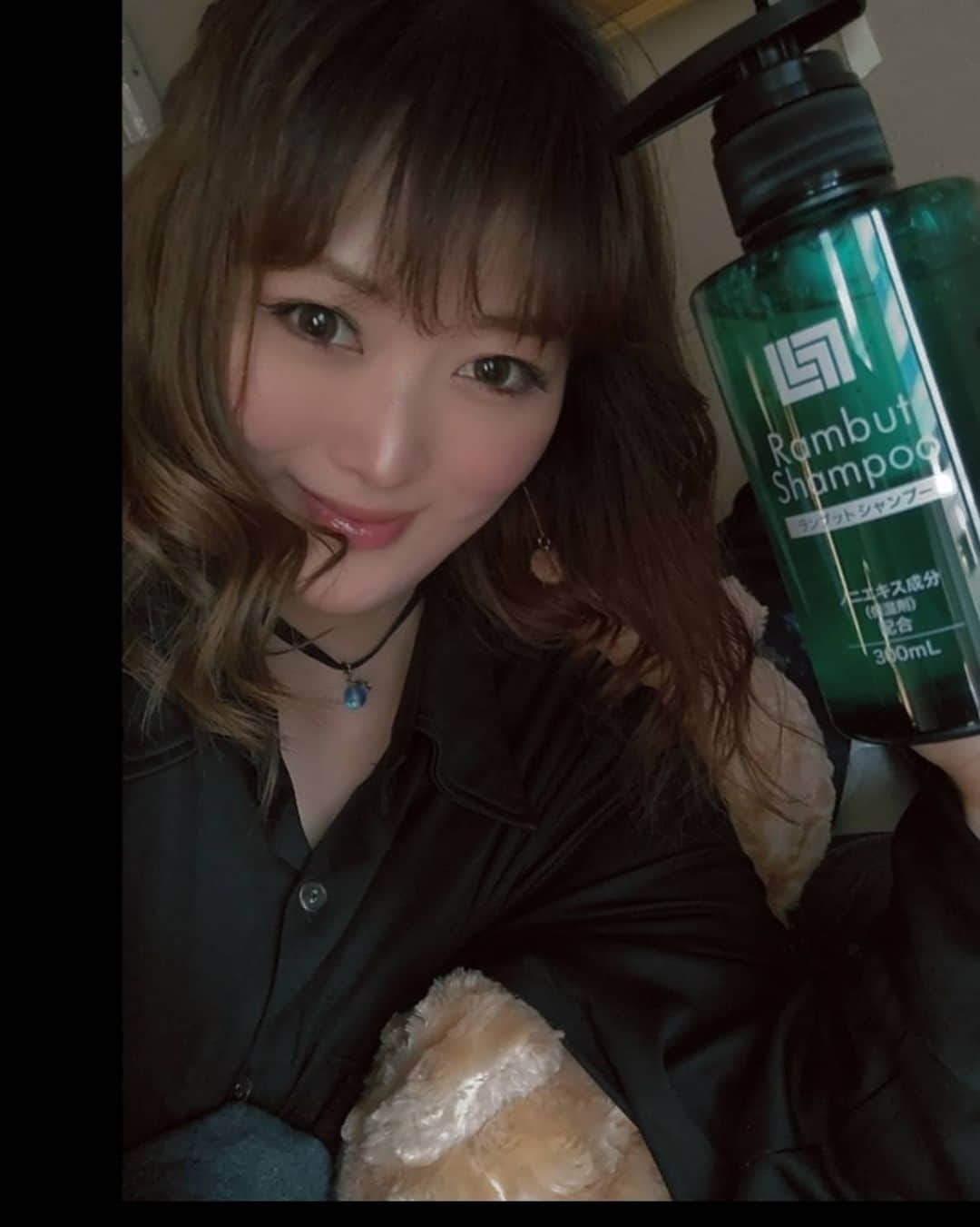 松浦麻里奈のインスタグラム：「ランブットシャンプー！！ 初めてみたあ🤔  インドネシア伝承ノニ配合スカルプケアで 完全天然由来の無添加シャンプー♥✨♥  刺激の強い不要な添加物は一切配合してないとのことで シリコンフリーだし、頭皮に優しいのもポイント😝🌟  ☆保湿のセラミド ☆インドネシア伝承のチカラ ジャムウ ☆天然稀少成分ブルボ酸 ☆自然のめぐみオーガニック成分 も、配合さらてるみたい(´(ｪ)｀）  先に水で頭皮をすすぎぐ→成分を浸透させるため、 泡立ててもみこんで二分ほどおく！ その後洗い流しておーけ🙆🎵  テクスチャはとろっとしているけど、香りはさっぱり！ スカルプケアなので、ほとんど泡立ちません🤔  #ランブットシャンプー#Rambutシャンプー #RambutShampoo#Rambut#ランブット #スカルプケア#スカルプ#シャンプー#shampoo #お風呂#頭皮ケア#HAIR#ヘアケア#HAIRstyle #pr#cosmetics#cosme#コスメ#コスメ好き#美容#Beauty#美容好き」