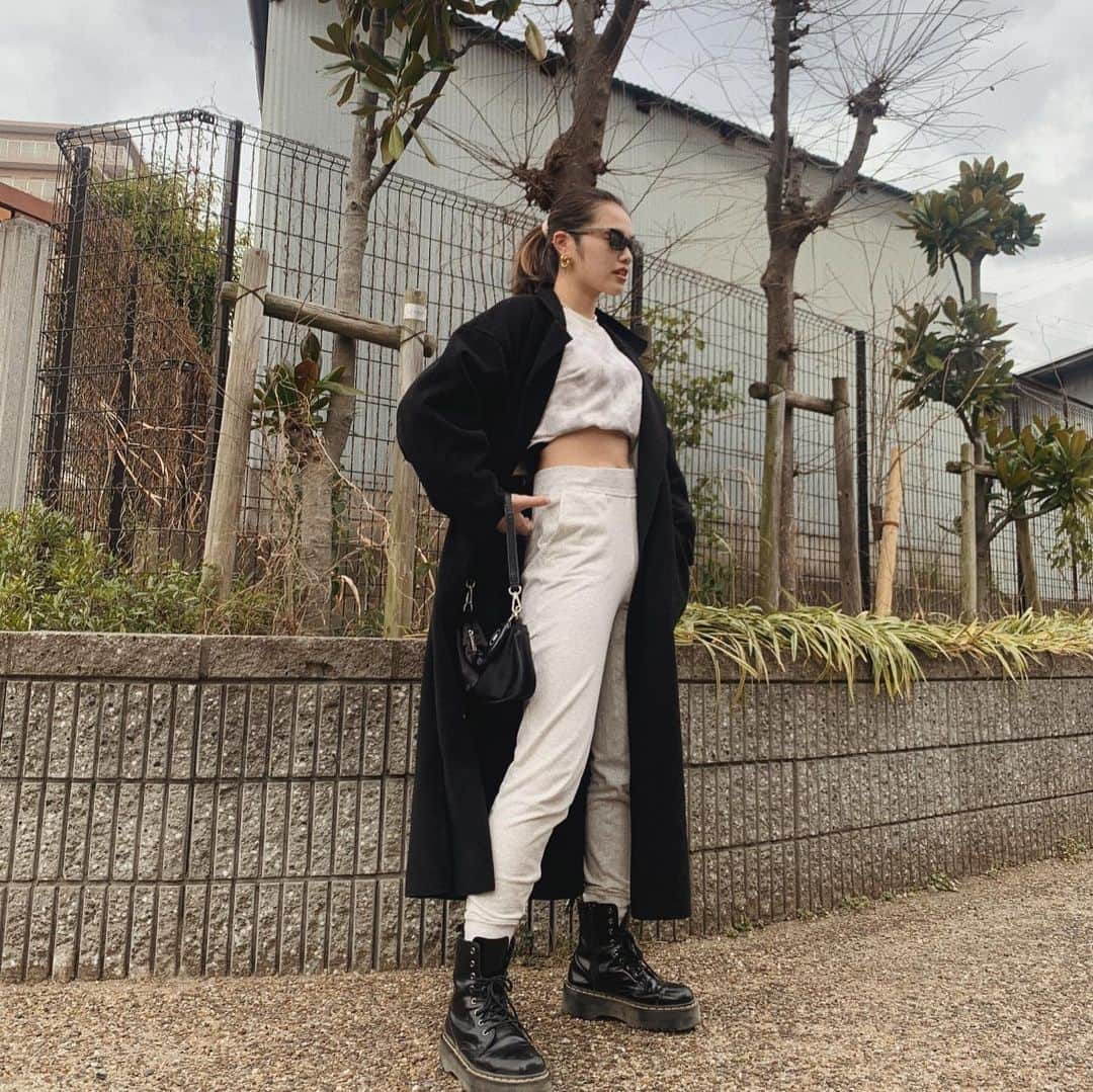 RUNA（竹田瑠奈）のインスタグラム：「美容dayでした﻿ プチプラコーデ🎱🖤﻿ ﻿ ﻿ coat___﻿ @uniqlo  trainer___﻿ @bershka  sweat___﻿ @uniqlo  boots___﻿ @drmartens_japan  bag___﻿ @zara  sunglasses___﻿ @bershka  ﻿ #ルナシフク﻿ ﻿#bershka #uniqlo #zara #drmartens #ootd #ootdfashion #私服 #私服コーデ #coordinate #todayscode #code #outfit #スウェットコーデ #スウェットパンツ #スウェット #楽チンコーデ」