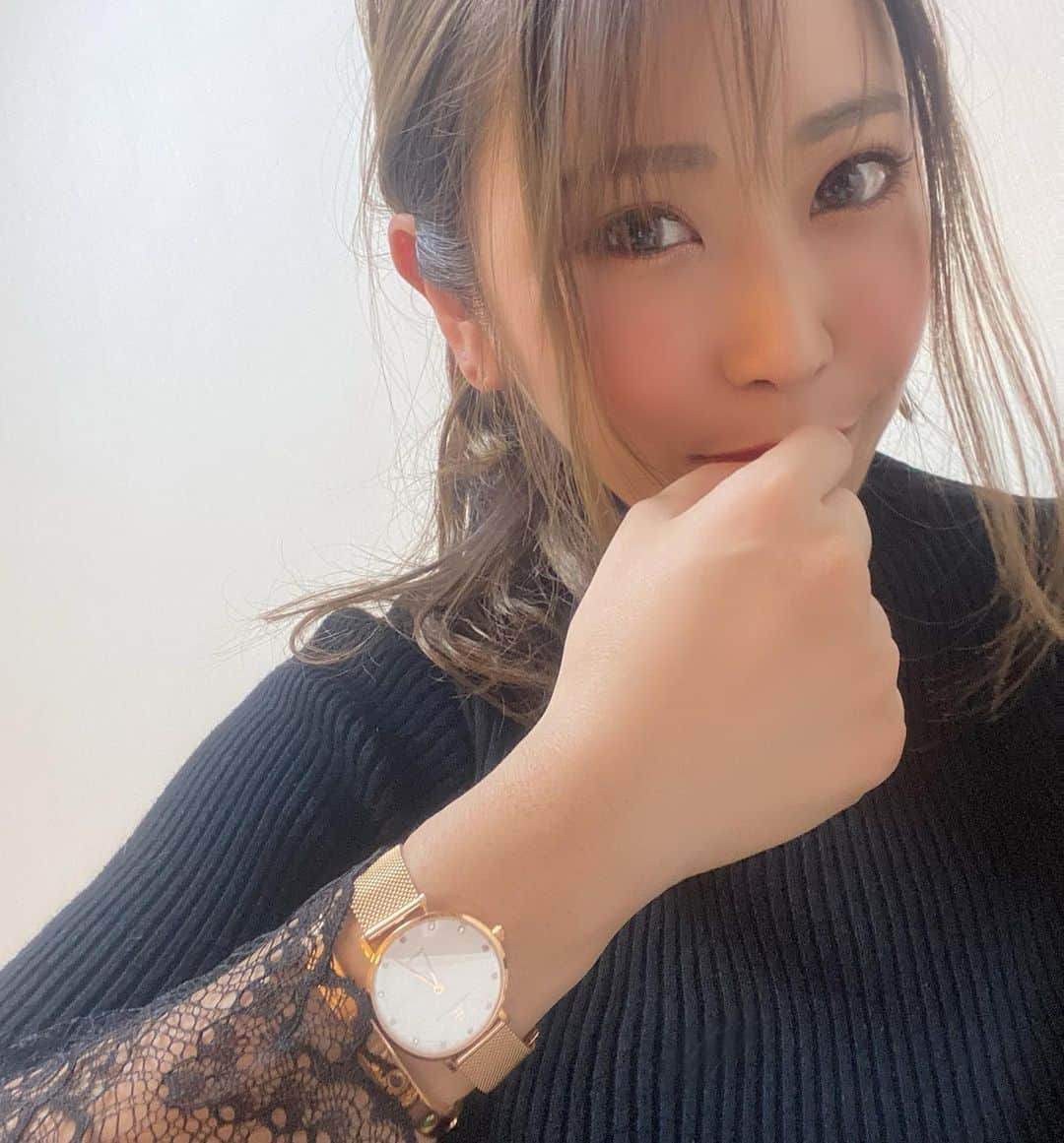 渡瀬茜のインスタグラム：「@4bwatches_japan  さんの時計届いたぁ☺️  4ＢBLACK BY BLUE BRAVE の時計は2つ目😆✨ この時計私の持ってるアクセサリーとも相性いいし合わせやすいから使いやすいなぁ☺️💕  クーポンコード 【watasbb123】 ご使用で10%OFFになります。 (クーポン期限は本日より1年間)   #4bwatches #腕時計 #時計#blackbybruebrave#手元のおしゃれ#可愛い腕時計#腕時計はアクセサリー」