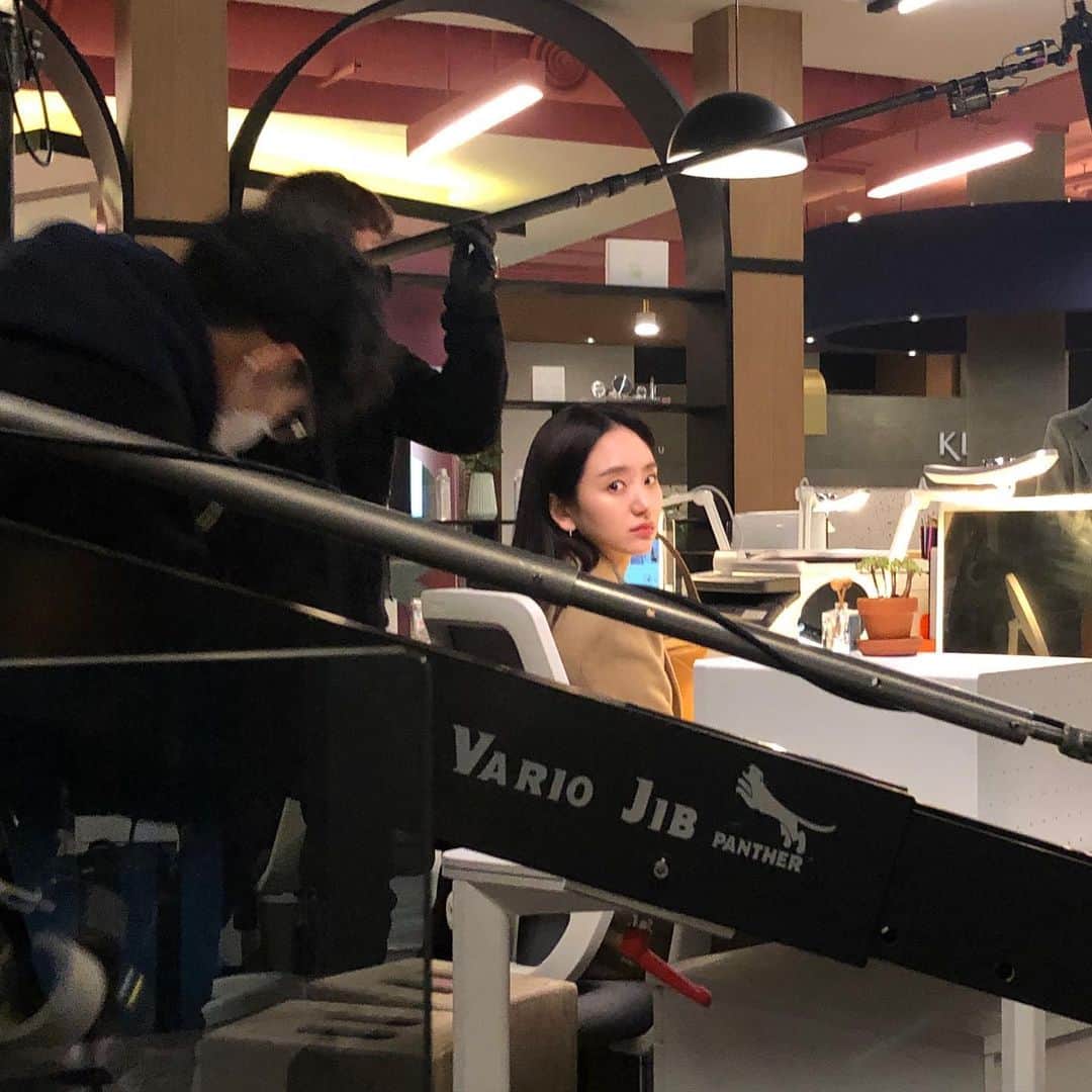 ウォン・ジナのインスタグラム：「배고프면 입나오는 편🤭😝 근데 이거 누가 찍어 준거징..?」