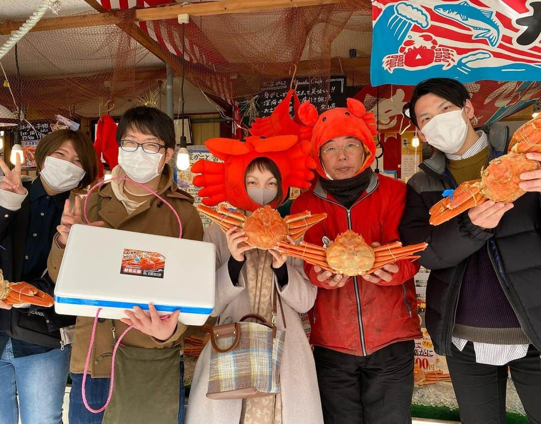 朝市広場のインスタグラム：「吹奏楽のメンバーでご来店👍  渋ってたけど、 撮れた🤓笑  さきさんのおかげです！笑  皆さんありがとうございました🦀🦀🦀  #松葉がに#セイコガニ#せこがに #かに刺し#かにすき#焼きガニ  #柴山がに#津居山蟹 #松葉ガニ#カニ女 #かに好きと繋がりたい  #カニ男 #城崎温泉街  #かに料理 #湯楽#香箱蟹 #朝市広場  #カニと撮影できます #カニスタグラム  #全国宅配#かに #城崎温泉#通販可能#ネット通販 #japan #kinosaki#trip #crab#旅行好きと繋がりたい  #全国宅配#大将tube」