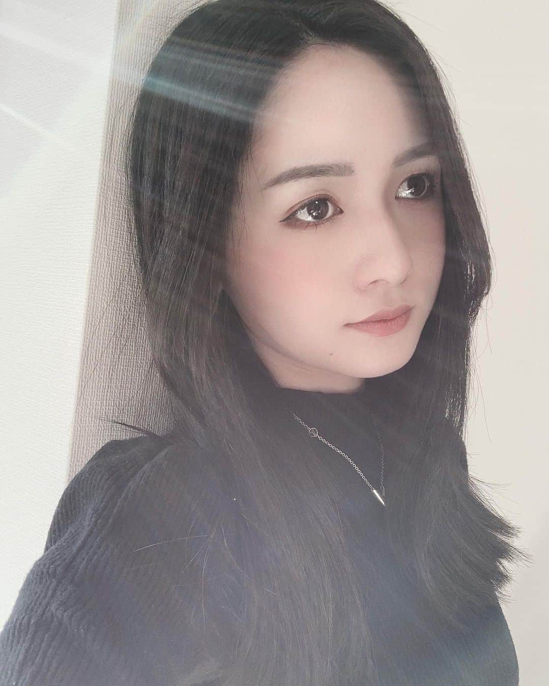 五十嵐みさのインスタグラム：「. 真っ黒にしてきました。 . #黒髪#暗髪#切りっぱなしロング #切りっぱなしミディアム#ダークカラー#韓国風ヘア#ヘアカラー#サブリミックトリートメント」
