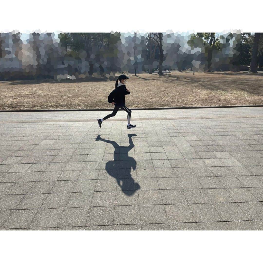 鎌田英怜奈のインスタグラム：「・ 週末限定（今のところ🤭） ランニング始めました🏃‍♀️ ・ この日は寒かったけど、 気付いたら 冷たい風が気持ちよかったです☀️ ・ お散歩中の かわいいワンちゃんが たくさんいました🐶  #ランニング #肺活量増えるかな？ #マリオみたいになっちゃった」