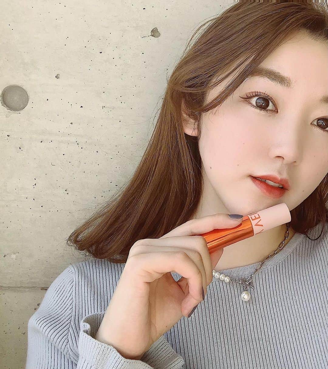 mina hinokuchiのインスタグラム：「. 来週3/5(fri)にRENEWAL OPENのHEPFIVE店限定で オープン日3/5〜3/31(wed)の期間、 @velyvely_official ( @velyvely_jp )のコスメを 取り扱うことになりました☀︎  有名なクッションファンデはもちろん、 個人に推してるスキンケアやティントもぜひ手に取ってもらいたいです！  今回は“ハニーグローティント“をご紹介🍯 このティントの推しポイントは ティントなのに、はちみつみたいにツヤが出るとこ！  オススメの付け方は“真ん中だけにティントを乗せて、2回くらい唇を合わせて軽く馴染ませる♪“ 自然にグラデーションっぽくなってベタっとつきすぎないから持ちも良いです◎ 写真ではオレンジのカラーをこの付け方で。  セレクトしたスキンケアもまたご紹介します☺️  #whoswhochico #salonbychico #フーズフーチコ　#velyvely #ブリーブリー　#ハニーグローティント #mina_コスメ」