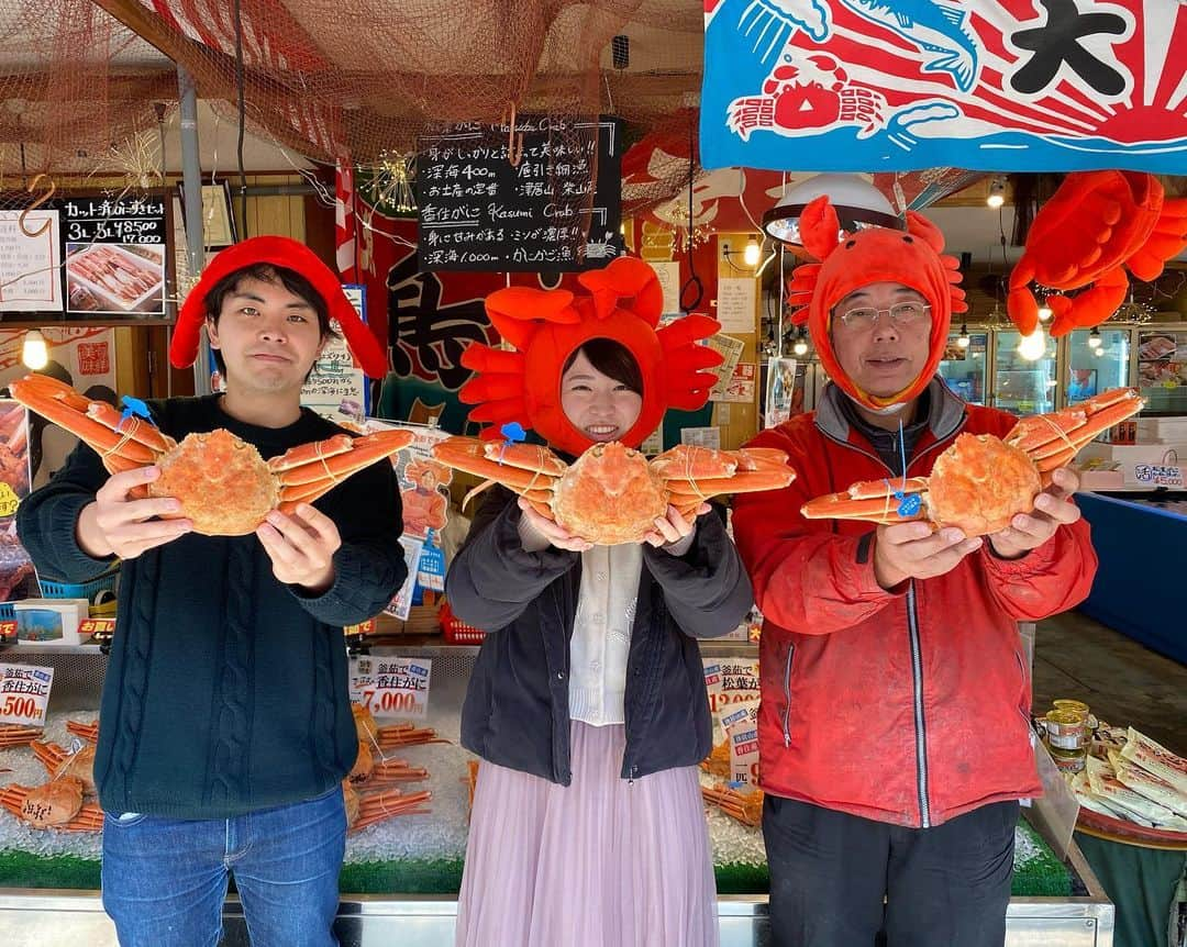 朝市広場のインスタグラム：「今日はもう一つの嬉しい出来事😃👍 再来店してくれました🦀  マジで嬉しいわ❗️ 買うとか買わないとか関係ない❗️  気持ち最高な奴や🤓by大将  #松葉がに#セイコガニ#せこがに #かに刺し#かにすき#焼きガニ  #柴山がに#津居山蟹 #松葉ガニ#カニ女 #かに好きと繋がりたい  #カニ男 #城崎温泉街  #かに料理 #湯楽#香箱蟹 #朝市広場  #カニと撮影できます #カニスタグラム  #全国宅配#かに #城崎温泉#通販可能#ネット通販 #japan #kinosaki#trip #crab#旅行好きと繋がりたい  #全国宅配#大将tube」