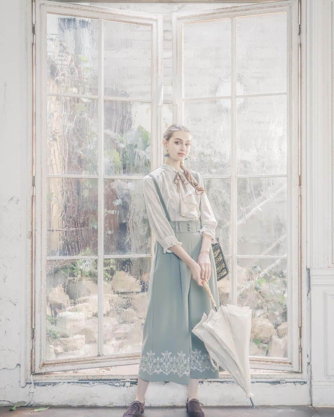 のインスタグラム：「. . . ~2021 spring&summer collection~ 『fleur voile』 . -catalogue concept- 身近な環境で過ごす新しい日常。 お気に入りを身にまとい、勇気を出して1歩ふみだす。 大切な時に背中をおしてくれる、 そんなアイテムをaxes femmeから見つけて欲しい。 心ときめく小さな幸せを身にまとって… クラシカルなディテールを取り入れ デイリーに使えるフェミニンスタイルをお届けします。 . . ✽・:..｡o￠o｡..:・✽・:..｡o￠o｡..:・✽・:..｡o￠o｡..:・ . . ◇ カメオ付ラッフルフリルブラウス color:生成り/ベージュ/黒 price:¥3,900＋税 . ◇ 裾刺繍サス付ワイドパンツ color:グリーン/ベージュ/黒 price:¥5,900＋税 . ◇ スエードバラ刺繍バブーシュ color:生成り・茶 price:¥4,900＋税 . . ✽・:..｡o￠o｡..:・✽・:..｡o￠o｡..:・✽・:..｡o￠o｡..:・ . . . . #axesfemme #axes #ootd #outfitoftheday  #springfashion #summerfashion #instafashion #kawaiifashion #elegancestyle #casualstyle  #2021ss #アクシーズファム #アクシーズ #春コーデ  #夏コーデ #エレガンス #カジュアル #フェミニン #ヨーロピアン #ヴィンテージ #フリル #レース #2021春夏 #大人コーデ #日系」
