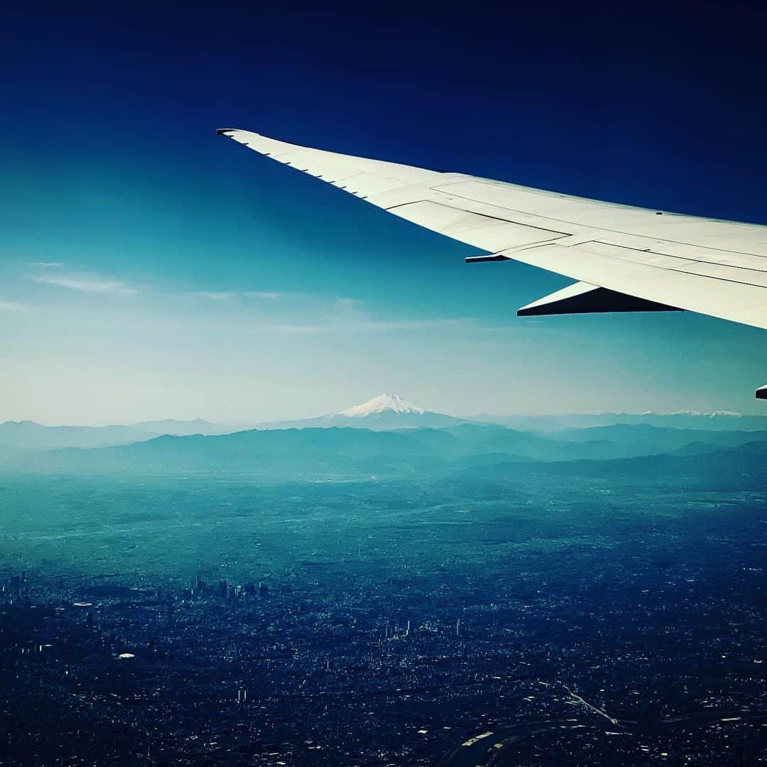 KOKIAのインスタグラム：「Mount Fuji is the Japanese tallest peak, at 3667meters. But today he looks tiny from here. See you  #tokyo #japan #japon #kokia #photography #歌手 #コキア #insta #art #beautiful #picoftheday #follow #女性 #ソングライター #photooftheday #woman #jmusic #ボーカリスト #singer #songwriter #jpop #vocalist #voice #声 #ライブ #live #綺麗 #日本 #mountain」