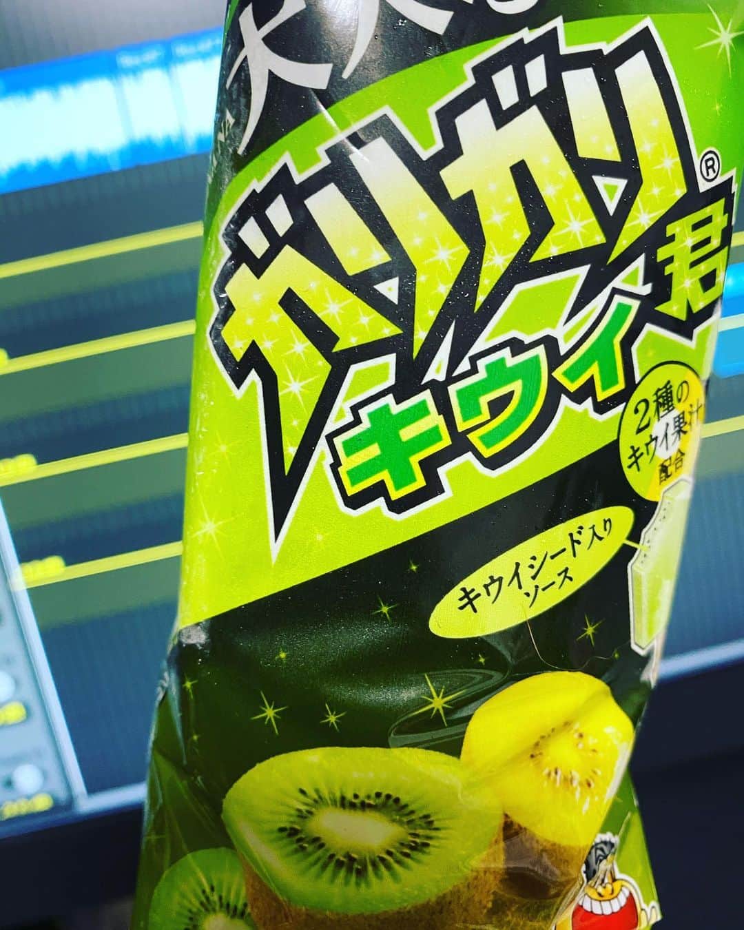Shinnosukeのインスタグラム：「さんハイ！ ガ〜リガ〜リ〜くん、ガ〜リガ〜リ〜くん、ガ〜リガ〜リ〜く〜〜〜ん！♬  これ超美味い😋🥝  #ガリガリ君 #キウイ #delicious」