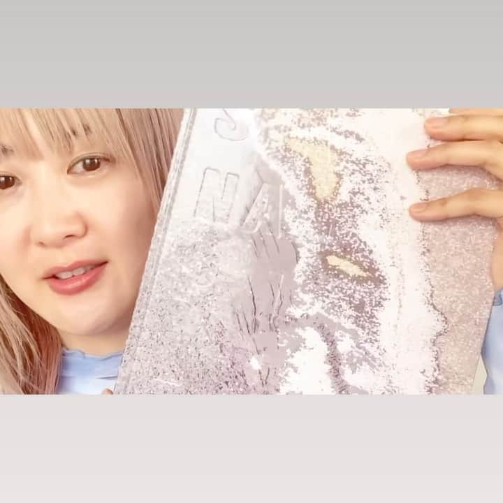 永瀬沙世のインスタグラム：「PINK LEMONADE写真集 - カラー暗室作業の三原色が作品のタイトルの秘密です。🤗 YouTube見てくださいね。  PINK LEMONADE写真集はストックホルムの出版社と作りました。作品を作るところから作品集をつくる経緯などもはなしています。  普段話すのがゆっくりなので聞きづらいかと、今まで1.2倍速にしていたのですが、声質が違うそうなので今回は試しに通常速度にしてみました。でもやっぱりいつもの声と違うみたいです😚」