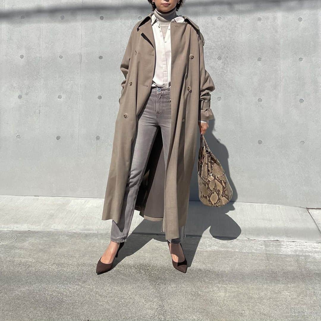 のインスタグラム：「・ グレージュのワントーンコーデ👗 今年は光沢&しなやかな素材が気になるー✨ ・ ・ coat: #nae shirts: #akte knit: #gu denim: #upperhights bag: #marcomasi shoes: @isetanshoes ・ ・ #fashion#coordinate#ootd#outfitoftheday#outfit#locari#mineby3ootd#nae_lowelltrenchcoat#153cm#大人カジュアル#トレンチコート#ナエ#アクテ#シンプルコーデ#デニムコーデ#きれいめカジュアル#ママコーデ#おちびコーデ」