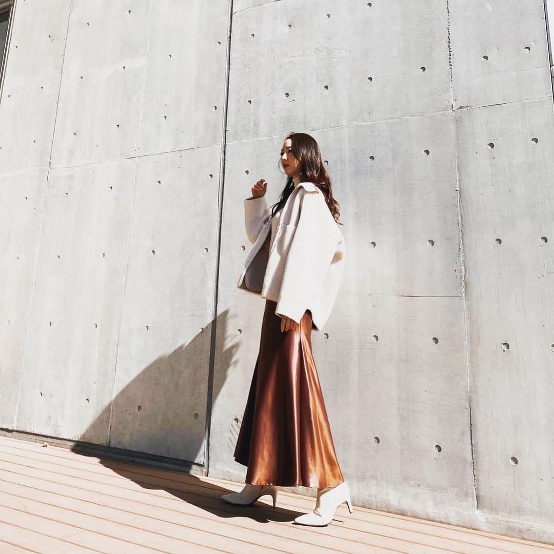 加藤桃子さんのインスタグラム写真 - (加藤桃子Instagram)「最近晴れの日が多くて嬉しい😆  お気に入りのサテンスカート☺︎ マーメイドラインでstyleupができる 万能アイテム🤎  outer&skirt @enchainement_official   #ootd #outfit」2月28日 19時07分 - mom0.japan