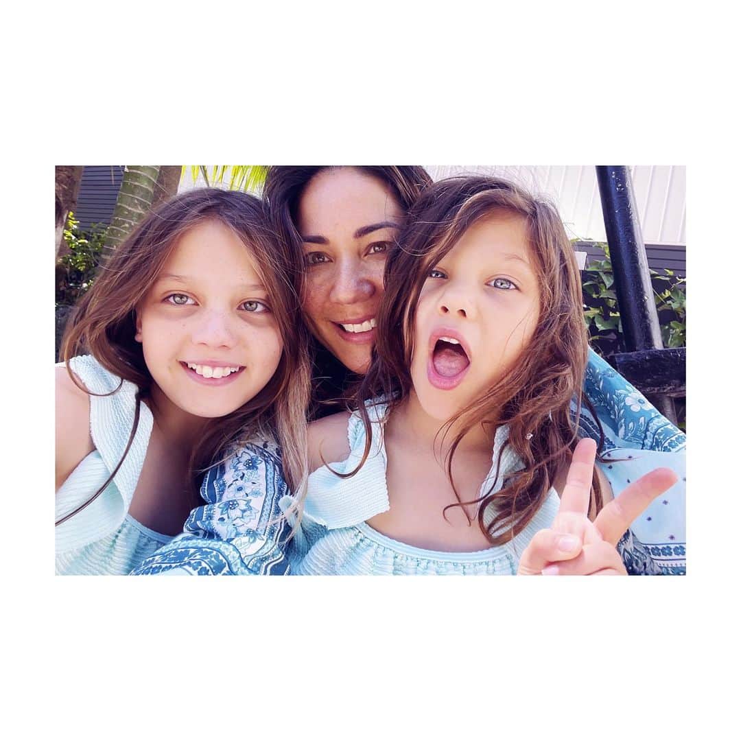 のインスタグラム：「Beach hangs with my babies 🧚🏻🧚🏻‍♂️ #CocoGirls」