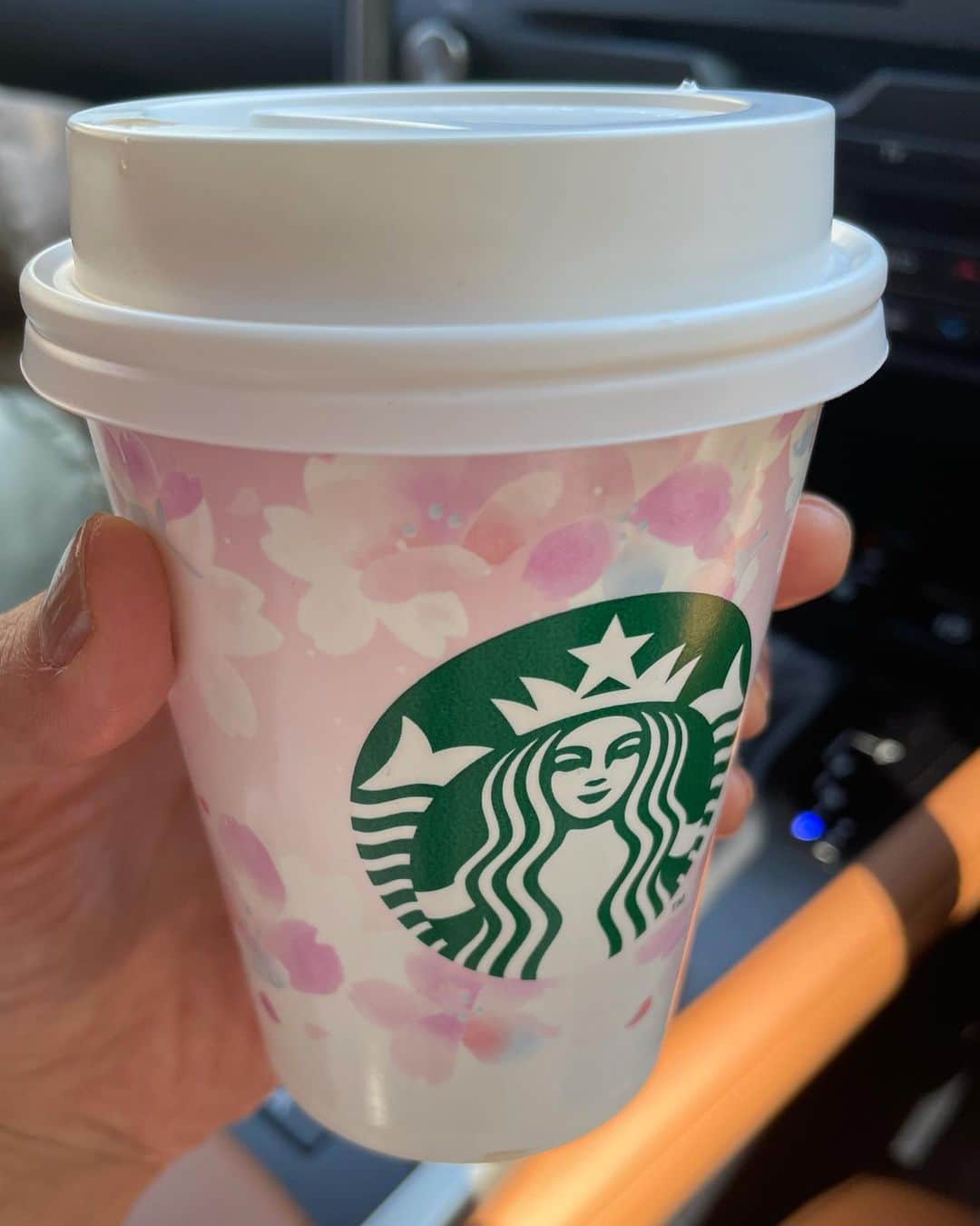 ナオさんのインスタグラム写真 - (ナオInstagram)「急に思い立ってお墓参りへ  お墓近くのスーパーでお花買って スタバの桜柄に春を感じながら 久しぶりに運転して行ってきました😊  はぁー スッキリ✨  また行くからねー  #良い休日 #晴れ #心も晴れ」2月28日 19時18分 - nao_nao310