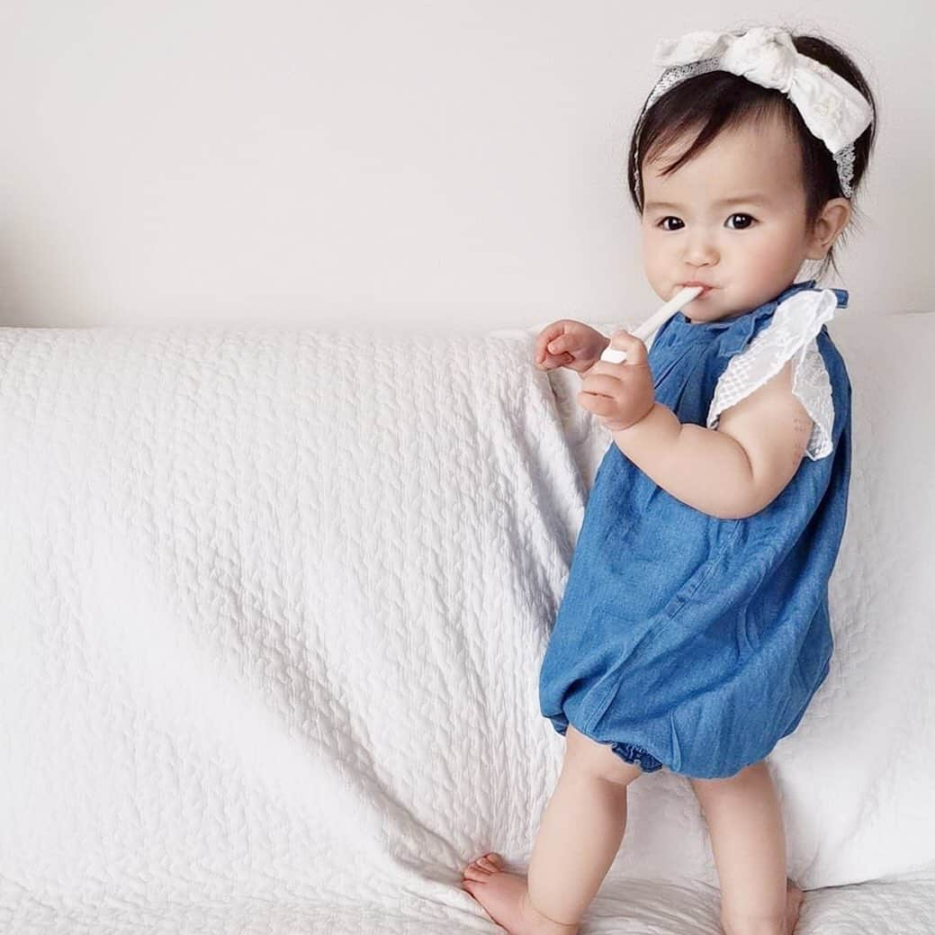 かわいいベビー服・子供服Babychuのインスタグラム：「【入荷するたびに即完売🌟デニムロンパース再入荷👶🎀】 . ダンガリー×レースでおしゃれ上級者☆😉💕 毎年人気のデニムロンパース、今年も大ヒットです👑 . ラッピングをプラスして、出産祝いやプレゼントにする方もいっぱい💛 . . 🌷フリルスリーブ♪デニムロンパース カラー：ライトブルー/ダークブルー サイズ：70サイズ/80サイズ プライス： 2,900円+tax . . レースのスリーブに肩リボン🎀ぷっくりシルエットが たまらなくCUTEな１枚💝 . ヘッドアクセを付けるだけで可愛いベビーコーデの出来上がり😍 . 気になったらすぐGETしてくださいね😆💨💨💨 . . 🌈今なら❣️べびちゅのキャンペーンいっぱいでおトク♪ . ①春の新作キャンペーン第２弾はいよいよ今日まで🎉 . 会員さま、新作アイテムGETにはクーポン使ってね😚 . 👛５％OFFクーポン 「春の新作キャンペーン」のアイコンがついたアイテムを含む、3,000円（税抜）以上のお買い物で利用可★ . コードの入力は不要🙋‍♀️ 購入時、クーポン選択欄で「会員様限定☆春の新作キャンペーン」のクーポンを選択してね💕 . クーポン期限は、2月28日（日）23:29まで‼️ . 期間中、何度でも利用OK👍 . 春の新作アイテムを💖おトクにGETできるチャンスはコレしかない🙋‍♀️ . 今から会員になってくれる方も大歓迎👏 . ぜひぜひ、キャンペーン中に😚 お買い物を楽しんでね❤️ . . ②ひな祭りSALE開催中🎎🎊 . もうすぐ桃の節句🍑🎎 べびちゅは女の子の節句をお祝いします㊗️ . 特別開催🥳ひな祭りSALE🎉 . SALEには出さないオリジナル新作「肩フリルトップス」🎀 さらに、オリジナルロングセラーの「たっぷりフリルカーディガン」を😉💕 女の子のお祝いとして、特別価格にさせていただきました🤲 . ⏰3月3日（水）23:59まで！ . ママサイズ、男の子服も登場しているので、売りきれちゃう前にSALEへ急いで～🏃‍♀️💨 . プロフィール欄のURLから、べびちゅHPへ🧚‍♀️ 上部バナーからひなまつりSALEへGO💨 . . #ロンパース #新作 #newarrivals #mum2mum #マムトゥーマム #スタイ #ビブ #よだれっこ #べびちゅ #babychu #ig_kidsphoto #ig_babyphoto #かわいい #子供服 #ベビー服 #親バカ部 #女の子 #男の子 #娘 #息子 #赤ちゃん #ベビーコーデ #ベビーファッション #出産祝い #baby #babychujp #stayhome #おうち時間」