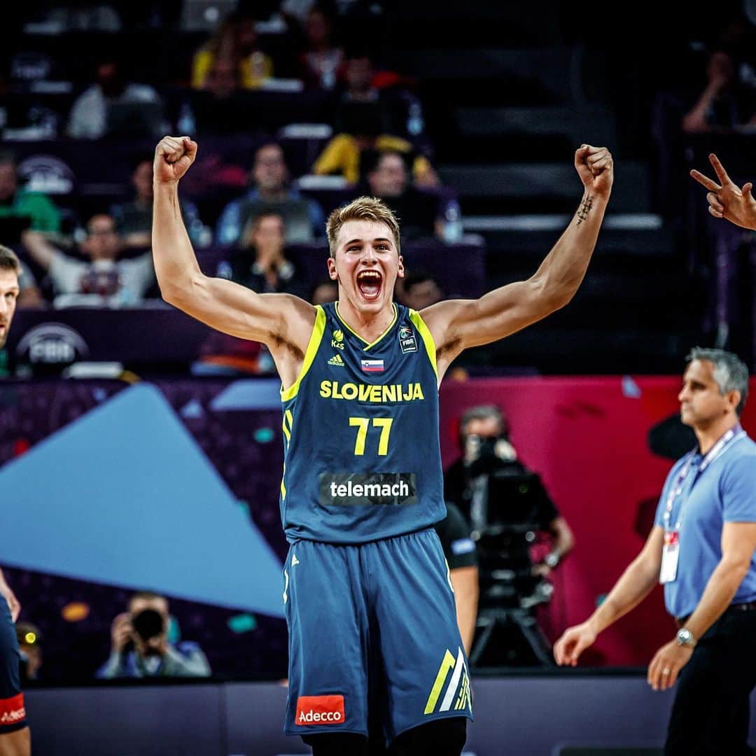 FIBAさんのインスタグラム写真 - (FIBAInstagram)「Will @LukaDoncic 🇸🇮 be a top-10 player of all time at the end of his career?  Join us in wishing a Happy 22nd Birthday to the @EuroBasket 2017 Champion 🎂」2月28日 19時11分 - fiba