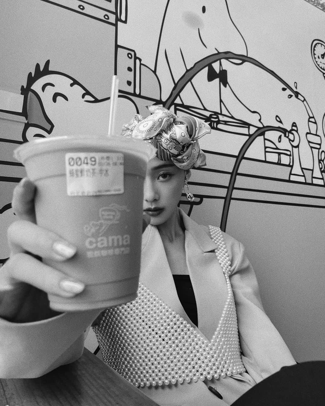 チン・ハクシンさんのインスタグラム写真 - (チン・ハクシンInstagram)「喝個奶茶也要很浮誇😌 （其實是去附近咖啡廳等攝影棚開門） 整套/ @mosdress 未來新品」2月28日 19時19分 - hsin.n