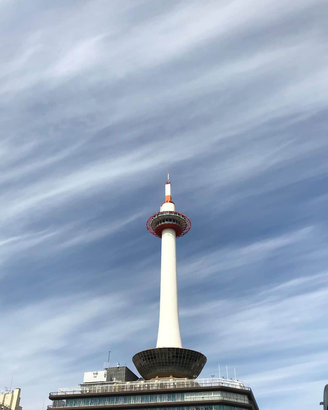 去来川奈央さんのインスタグラム写真 - (去来川奈央Instagram)「ふしぎな空☁️  シャシャーっと色鉛筆で 描いたみたい✏︎  #2月の空 #不思議な雲 #不思議な空 #tower」2月28日 19時20分 - nao.isagawa