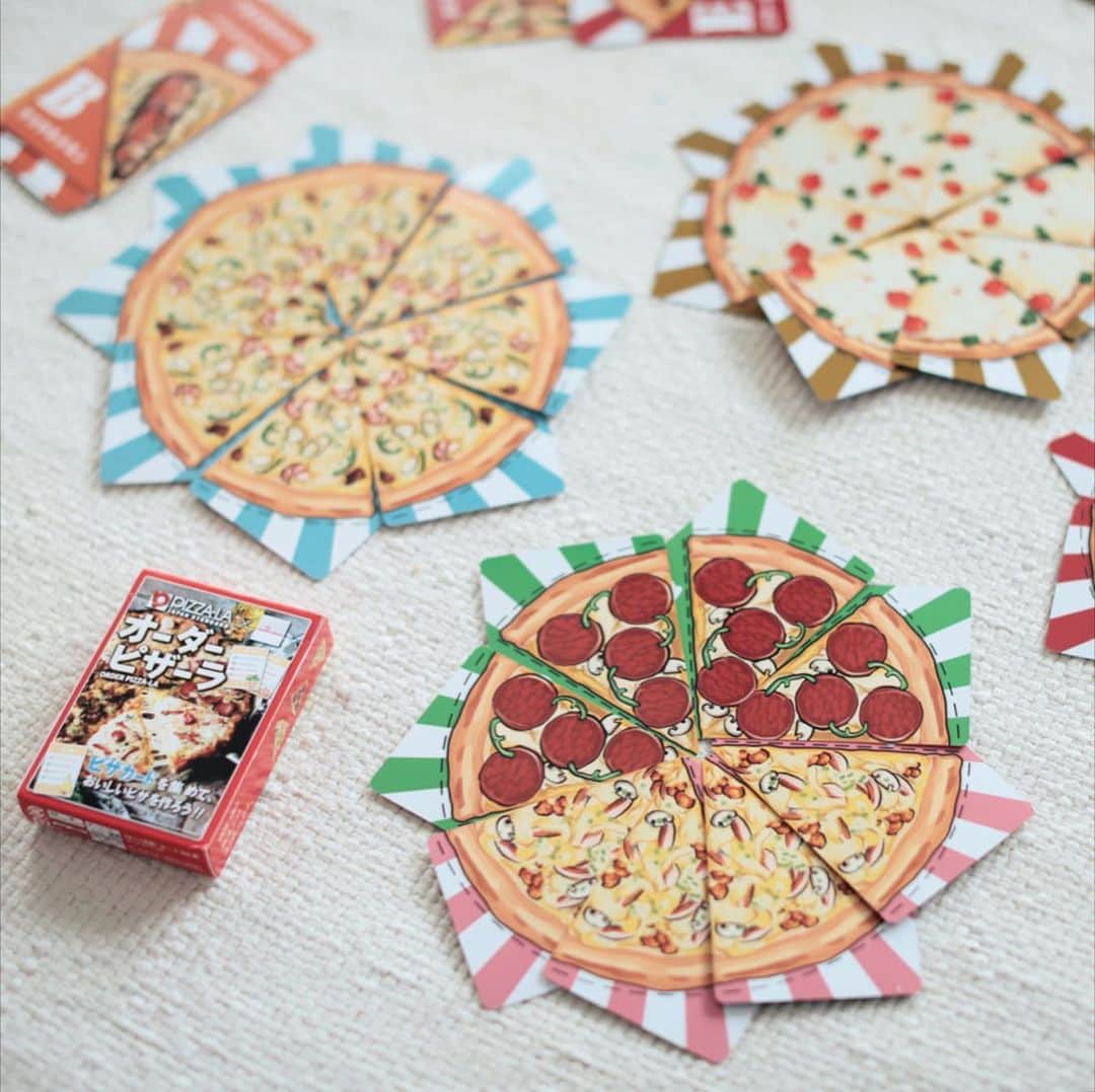 きなこのインスタグラム：「楽しいダイソーの100円カードゲームたち♡ これは去年発売されたスシロー、ピザーラ、クアアイナとのコラボ商品😋難易度的には5歳の息子も一緒に遊べるレベルだけど、ちょっと難しいところもあったりするので、簡単に遊べるようにルールをアレンジしたり、ごっこ遊びにも使っています♩🍕🍔 ダイソー、他にも面白そうなカードゲームやボードゲームがいっぱい♩紙質も印刷もデザインもしっかりしていて、とても100円とは思えないクオリティです🤔✨」