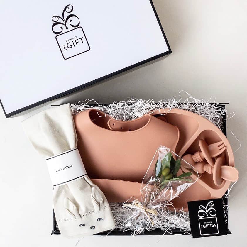 blossom39_officialのインスタグラム：「. オリジナルギフトブランド《GIFT39》から ミールセットが入荷いたしました！  シリコーン素材のビブ、プレート、 フォーク&スプーンと、ベビーナプキンの5点セット。  可愛いくすみカラーにシンプルなデザイン。 ギフトボックス入りなので、そのままお祝いに◎  ボックスはマグネットで閉まるタイプなので、 中身を出したあとは小物類の収納ボックスにも再利用可能！  #blossom39 #ブロッサム39 #gift39 #ギフト39 #ギフト #ギフトボックス #出産祝い #ハーフバースデー #離乳食デビュー #お食事エプロン #お食事スタイ #ベビー食器 #シリコンビブ #シリコンプレート #赤ちゃんのいる生活」