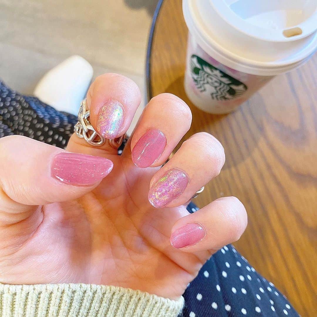 ryokoのインスタグラム：「nail💅 スタバで桜のフラペチーノを飲んでみたおいし🌸 ． ． ． #gelnails #gelnail #nails #starbucks #桜色 #🌸　#starbuckscoffee #スターバックス #スタバ #さくらふわりベリーフラペチーノ #ネイル #ジェルネイル #ピンクネイル #手元 #手元くら部 #hermes」