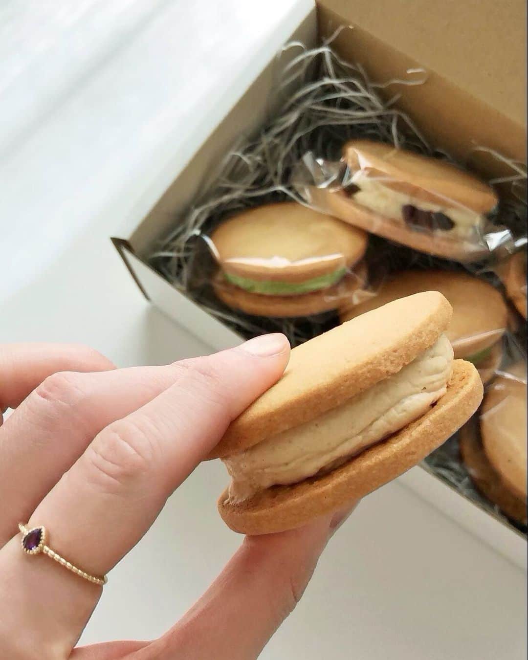はれこのインスタグラム：「ユヌクレのバターサンド🍪 まだまだお取り寄せは辞めれなさそう☕️🫖 . #uneclef #buttersand」