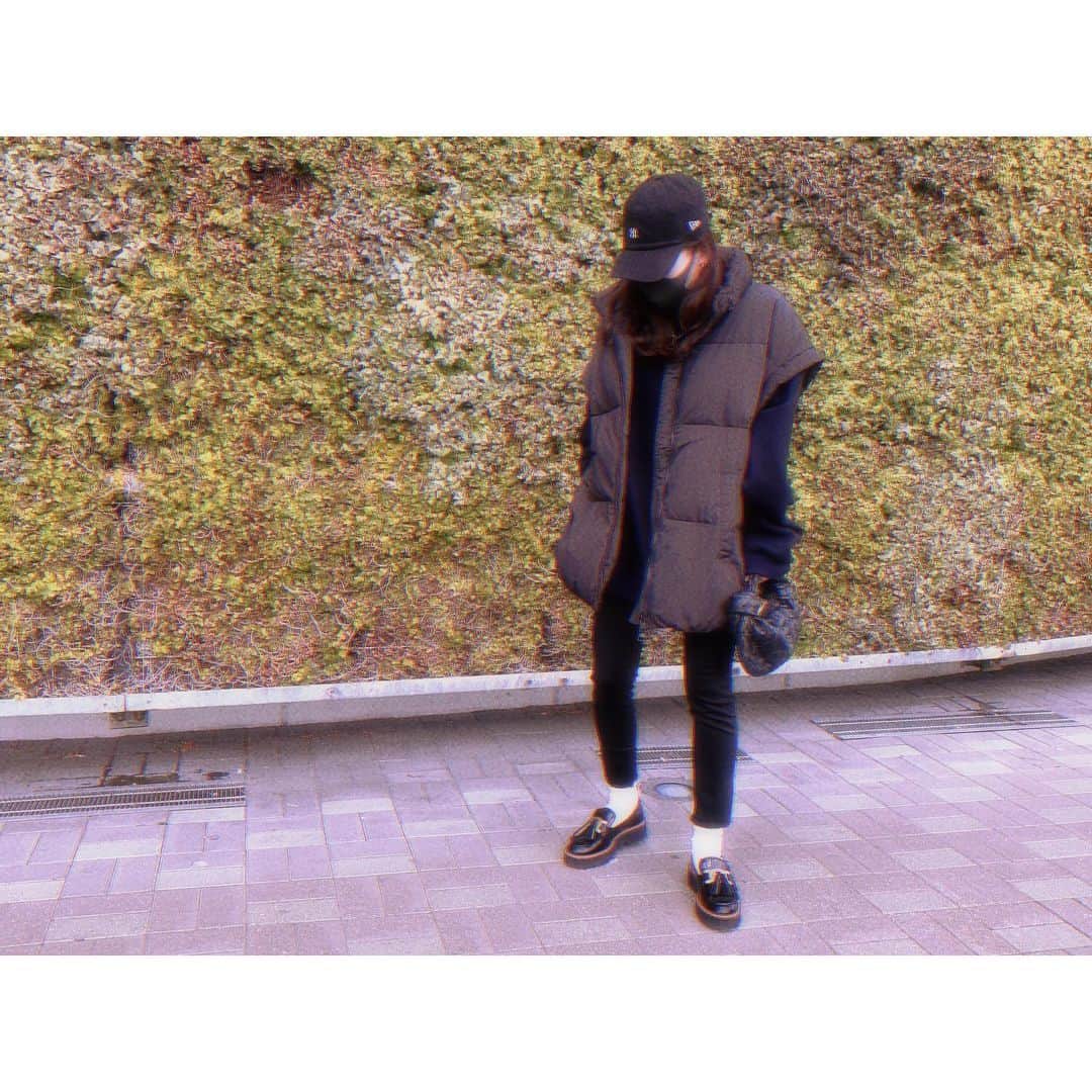 liiiiche23のインスタグラム：「・﻿ ・﻿ 寒っ！ってなってるとこ⛄️﻿ スポーティー＆黒ずくめな感じ🤸‍♀️﻿ ・﻿ ・ #code #coordinate #fashion #instafashion #instagood #outfit #outfitoftheday #ootd #dailylook #dailylook_japan #dailylook_jp #zara #ザラ #deuxiemeclasse #ドゥーズィエムクラス #uniqlo #uniqloginza #ユニクロ #bottegaveneta #newbottega #newbottegaveneta #ボッテガヴェネタ #ボッテガ #tods #todsshoes #トッズ #newera #neweracap #ローファー」