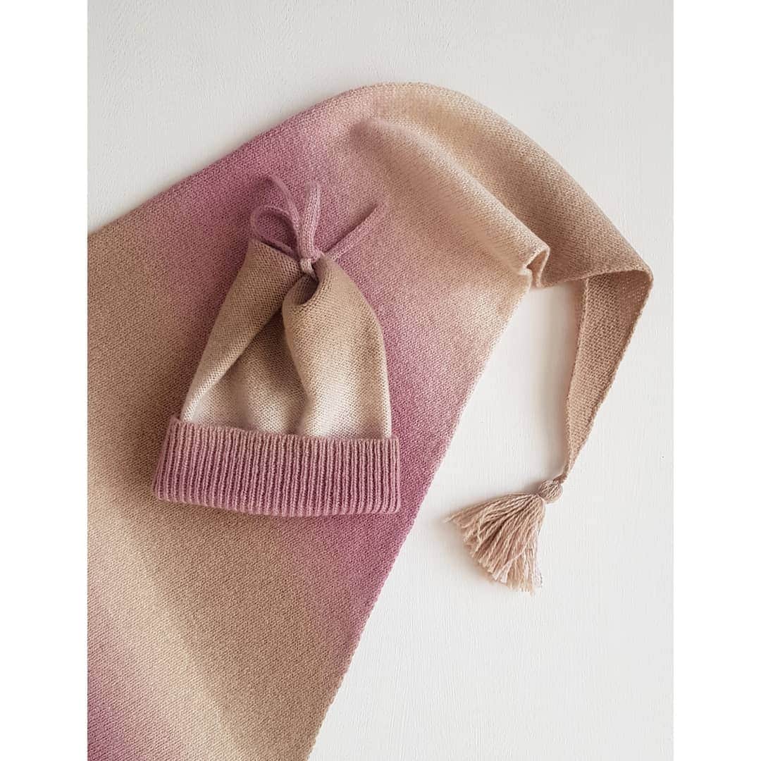 ティネスのインスタグラム：「Have you seen our sale offer!? 😍 Matching hat & scarf sets in various colors on sale! Very pretty color combinations and all made from 100% wool yarn. Beautiful and practical gift for a friend or yourself 💖 Shop these via link in the bio ⬆️ WWW.TINES.LV WORLDWIDE SHIPPING」