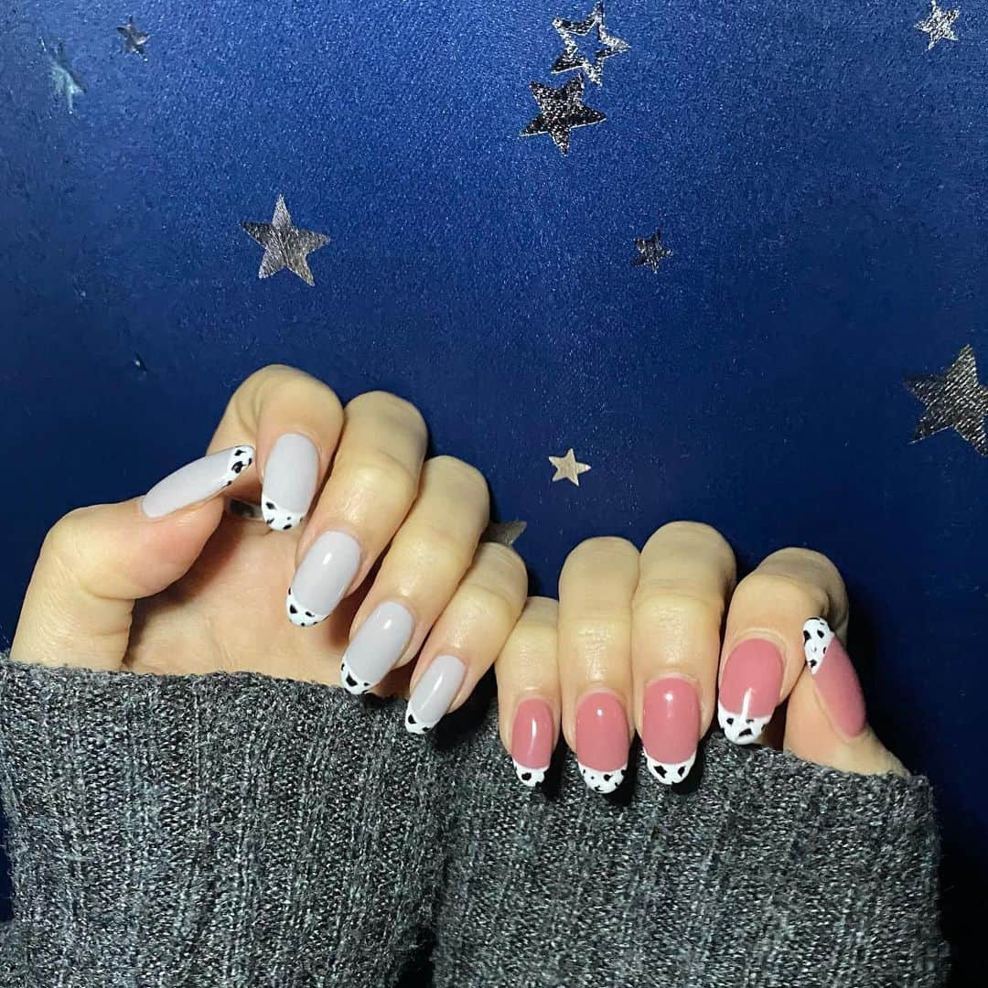 樽井みかさんのインスタグラム写真 - (樽井みかInstagram)「・ ・ New nail★ 今回は牛柄🐮  左右違った色にしたら飽きへんから良きなの🈂️  @selenail.f  @11_moon2  有難うございました💖 ・ ・ #ネイル #牛柄 #牛柄ネイル #ネイルデザイン #みかんのツメ」2月28日 19時24分 - miiica_home