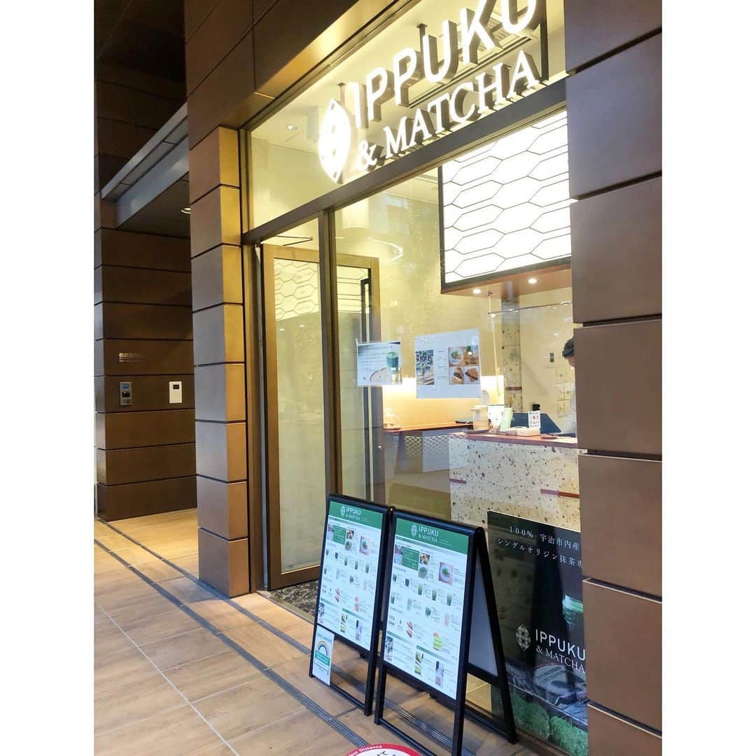 永末まゆさんのインスタグラム写真 - (永末まゆInstagram)「何度行ったか？数えきれないくらい通ってる @ippukuandmatcha 🍵✨🍫 コレド室町テラスの向かいのマンダリンオリエンタルホテル下にある抹茶専門カフェ✨  特に、#365日と日本橋  とのコラボ抹茶チョコクロワッサンが絶品ー🍫✨🥐  9月にオープンしたばかりでひっそりとした場所にあるので、穴場過ぎる空き具合🥺🍵  ゆったりした気分になれるテラスカフェ、おススメー☺️  (ちなみに、コレド室町は3月末まで三井ショッピングカードがあれば駐車場が3時間無料🚗)  ・ ・ ・  #コレド室町 #コレド室町テラス #日本橋カフェ #抹茶カフェ #東京カフェ #テラスカフェ #ippukuandmatcha #365日パン #抹茶好きな人と繋がりたい #日本橋グルメ #日本橋室町 #coredo」2月28日 19時24分 - nagasuemayu