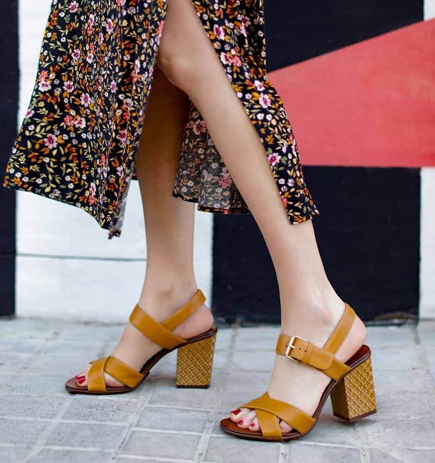 チエミハラのインスタグラム：「Sun-Day 🌞 Style HAEL from the Top 10 edition is the ultimate Chie for this summer! 💛 Wear it with a flowery dress, jeans, or just bare 🤭... Find it now at chiemihara.com  . . . #ilovemychies #chiemihara #chie #chiemiharashoes #designershoes #womanshoes #madeinspain #shoesmadeinspain #shoesmadeforhappiness #top10 #newarrivals #newcollection #ss21 #springsandals」