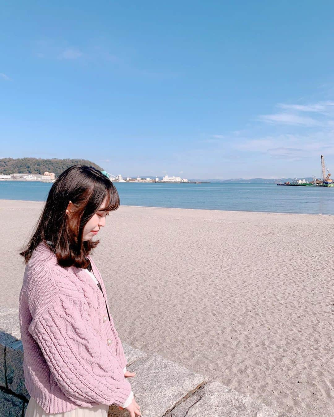 白井佑奈さんのインスタグラム写真 - (白井佑奈Instagram)「🌊💗🌊💗 . . ペリーが来航したという、久里浜海岸に行ってきました🥰 . 水が綺麗でびっくり👀お魚もたくさんいたよ〜🐟💕 . . ＊＊＊＊＊＊＊＊＊＊ お仕事&撮影依頼はDMで💌 ＊＊＊＊＊＊＊＊＊＊ . プロフィールリンクはこちら👉 @yuna_smile0130  . . #スカジャン#スカジャンコーデ#スカジャン女子#横須賀#横須賀pr#シンプルコーデ#大人可愛い#大人可愛いコーデ#甘辛ミックス#ファッション好きな人と繋がりたい#あざとい系女子#あざとかわいい#おしゃれになりたい#彼女感#久里浜#久里浜海岸#ペリー来航#黒船#モデル#女優#スイーツ好きな人と繋がりたい#オシャレ好きな人と繋がりたい#米軍基地#yokosuka#sukajan#japanesegirl#fashion#fff#cute#instagood」2月28日 19時29分 - yuna_smile0130