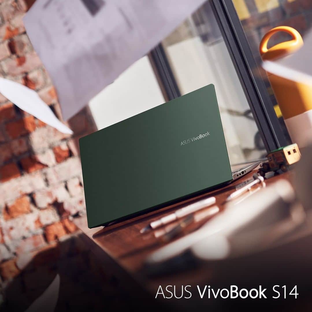 ASUSさんのインスタグラム写真 - (ASUSInstagram)「Modern yet bold, sleek yet detailed: #VivoBook S14 S435 features an extraordinary new Deep Green chassis and anodized diamond-cut edges that put you at center stage.」2月28日 19時30分 - asus