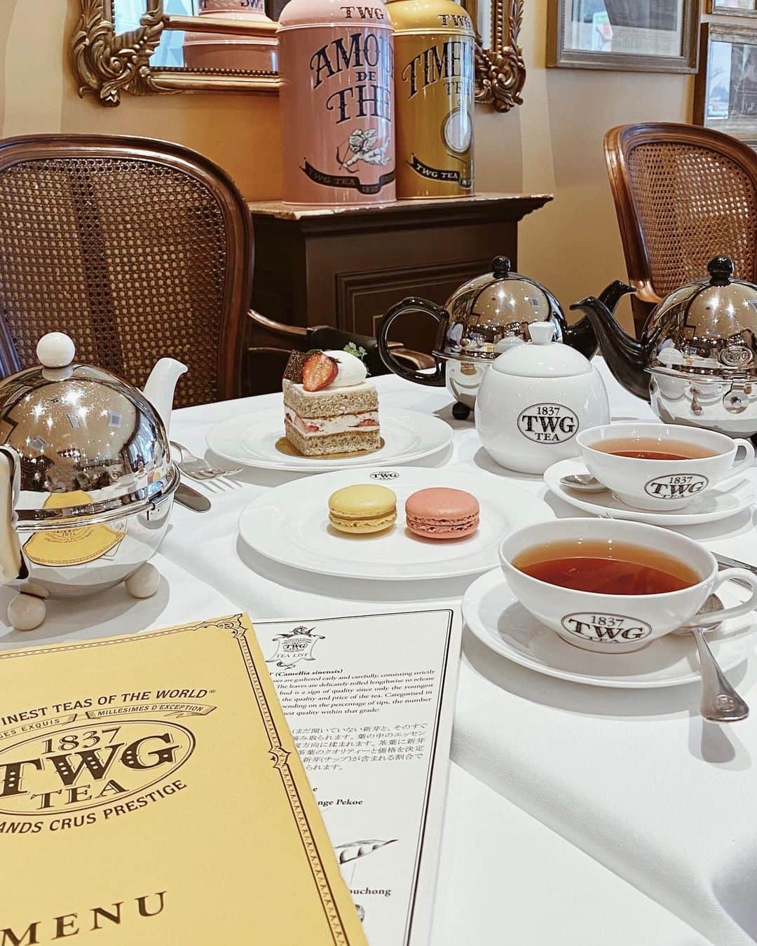 moeさんのインスタグラム写真 - (moeInstagram)「. この前 #TWGTea 行ったんだけど シンガポール行きたくなった🥲❤︎ イチゴに金箔のってたん可愛すぎか🍓 コロナ落ち着いたらシンガポール行こ(　˙-˙　)‼︎ . ❤︎営業時間❤︎ (全曜日) 11:00〜19:00 L.O.17:30 ❤︎定休日❤︎ なし . #カフェ巡り #自由が丘カフェ #カフェ #カフェスタグラム #darich #gucci」2月28日 19時32分 - immoeg