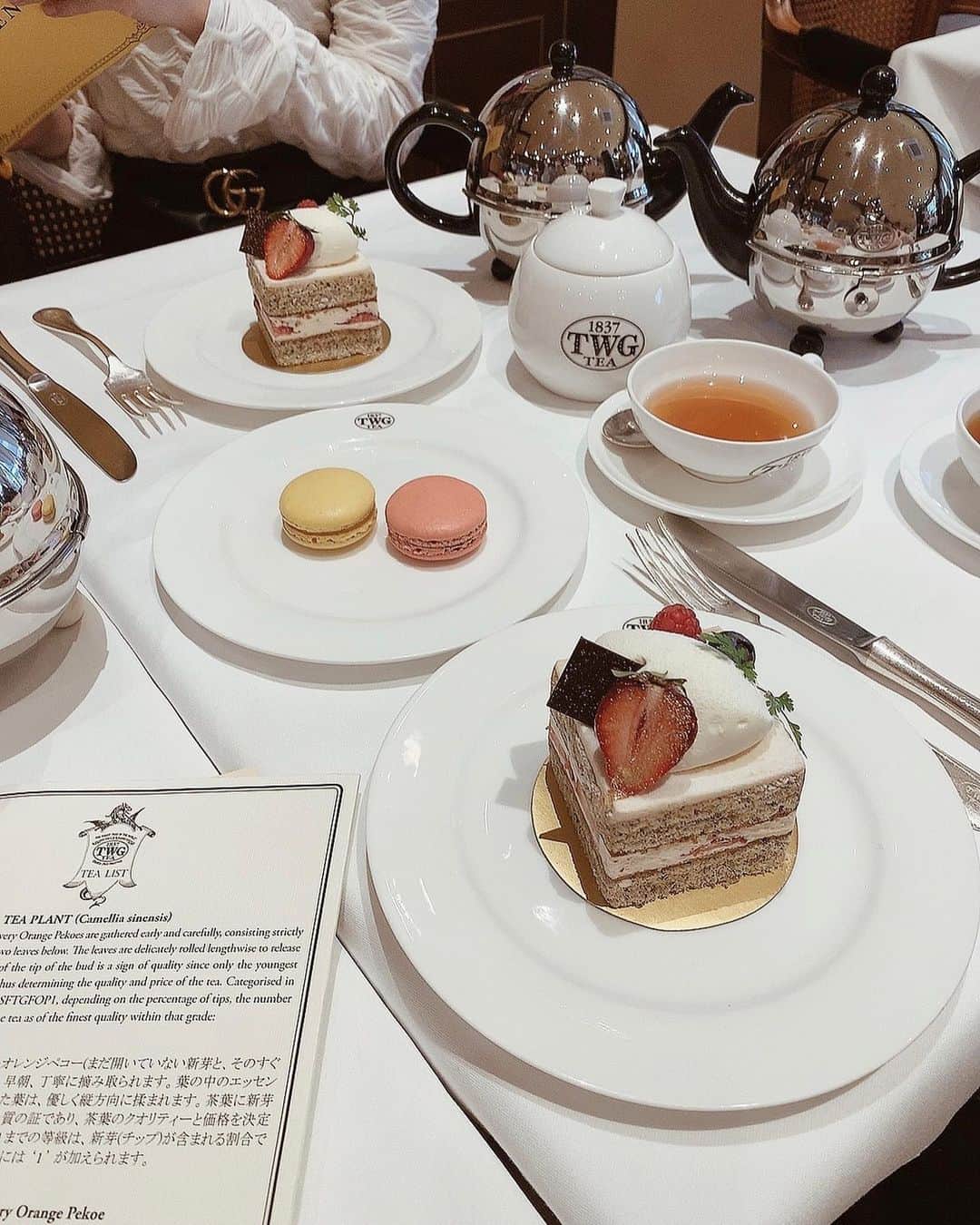 moeさんのインスタグラム写真 - (moeInstagram)「. この前 #TWGTea 行ったんだけど シンガポール行きたくなった🥲❤︎ イチゴに金箔のってたん可愛すぎか🍓 コロナ落ち着いたらシンガポール行こ(　˙-˙　)‼︎ . ❤︎営業時間❤︎ (全曜日) 11:00〜19:00 L.O.17:30 ❤︎定休日❤︎ なし . #カフェ巡り #自由が丘カフェ #カフェ #カフェスタグラム #darich #gucci」2月28日 19時32分 - immoeg