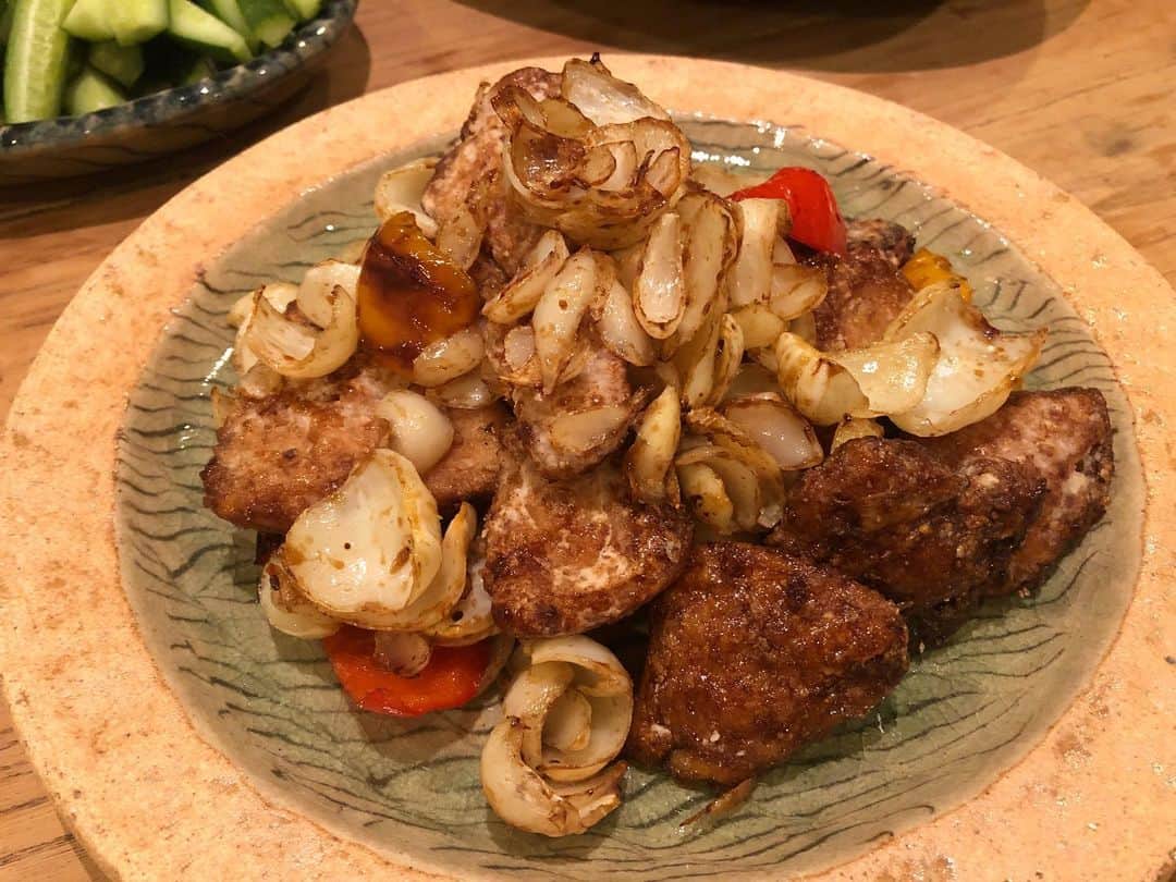 黄川田としえのインスタグラム：「『大豆ミートの唐揚げとゆり根の甘辛ソース』  きっちりではないけど週に一回はノーミートDay。 お肉大好きな子どもたちも大豆ミートの唐揚げには大満足します。  野菜室で忘れられかけてたおがくずの中の百合根と一緒に甘辛ソースで和えました。百合根の栄養価も素晴らしい。（調べてみてね😆）  ②こんな献立の日。カレイの煮付けなど。  ③大豆ミートは色々使うけどアリサンのナゲットタイプが好きです。お湯で少し煮て戻してから、生姜とお醤油を揉み込んで。  ④片栗粉をまぶしてカリッと揚げ焼き。  ⑤⑥その前に素揚げしておいた百合根とパプリカ。  ⑦みりんとお醤油同量をグツグツ煮詰める。お好みではちみつやお砂糖でも。  ⑧そこに入れて絡める。  ⑨最近　@light_years.hakata で買った掛谷さんの器。めちゃくちゃ気に入ってるんです♡  #tottogohan #meatfreemonday  #器#掛谷康樹」